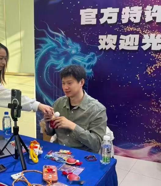 周雨在南京乒超联赛现场被挑战 挑战的姑娘紧张到发球都偏了，周雨笑着说“没事，再来