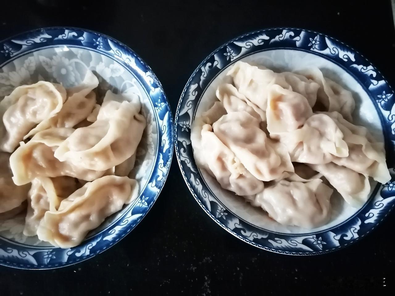 晚上我包了蒸饺，还挺好吃的。

我买了两斤肉，绞了肉馅。我打算吃蒸肉。

但是，