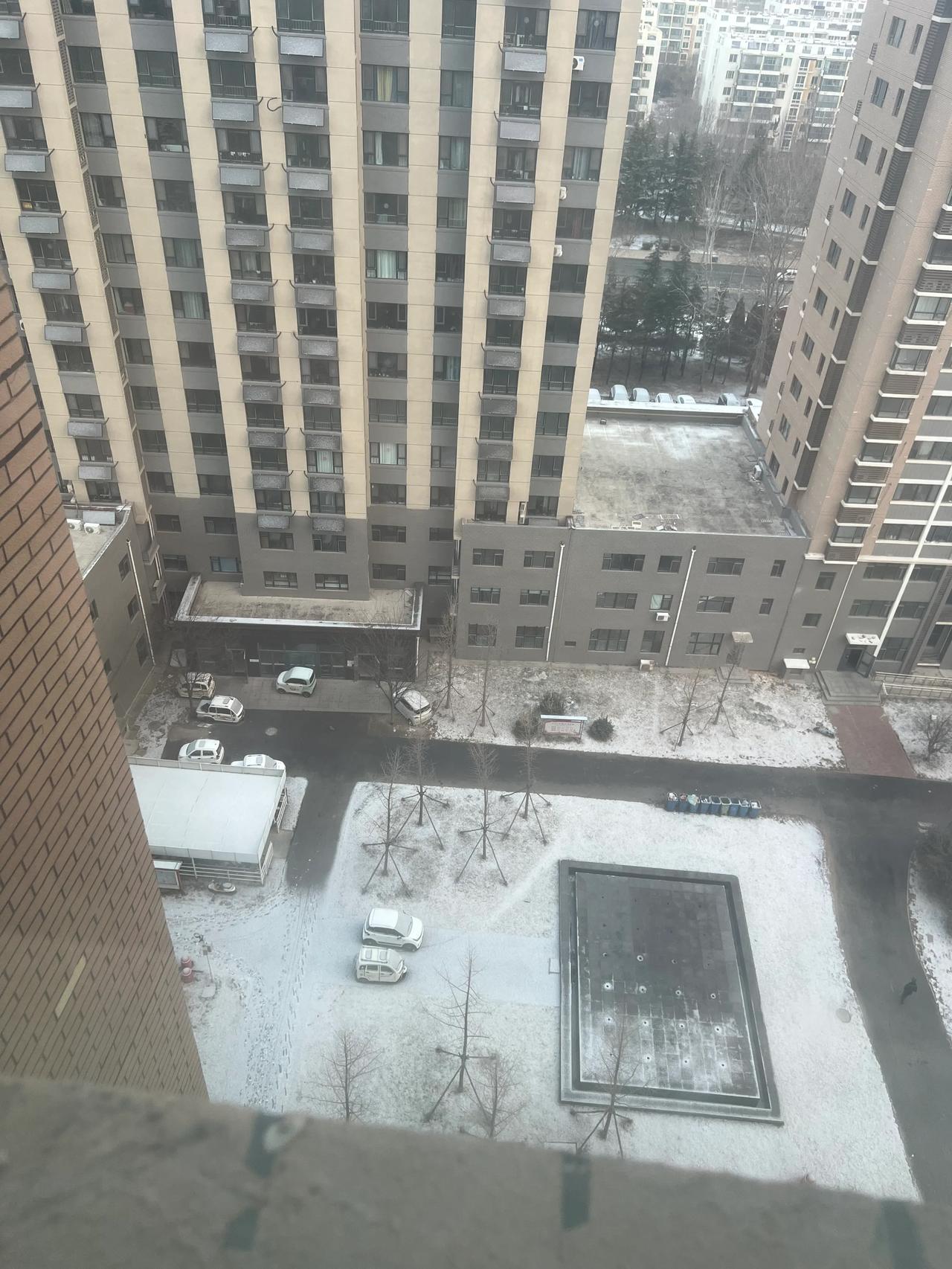 清早下了一场雪
天气晴朗☀️
-4～3度
车上积雪
路面已化
可以出行