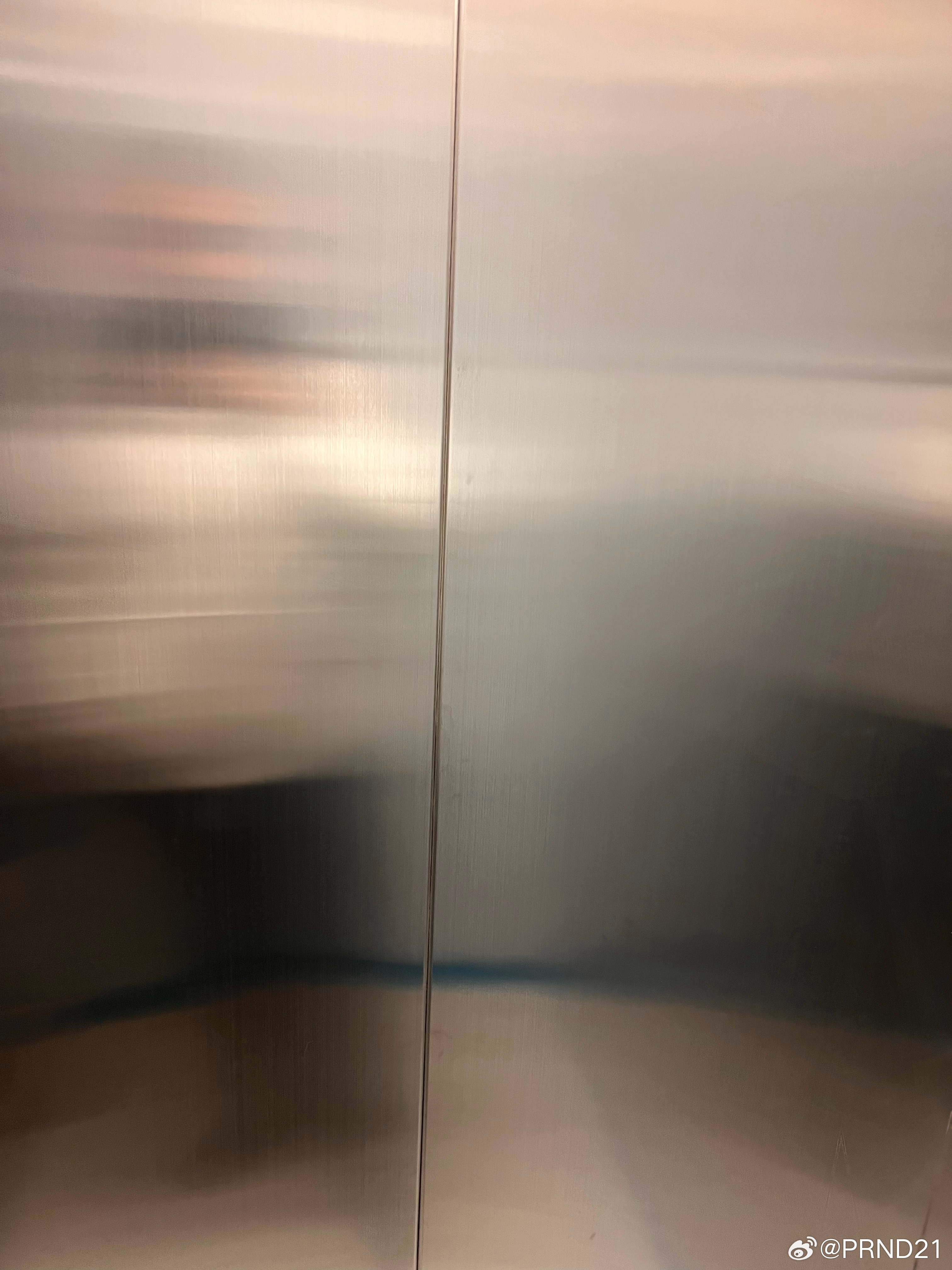 住的老破小换新电梯后，这层保护膜一直留着——就像许多人会一直留着车里的塑料套一样