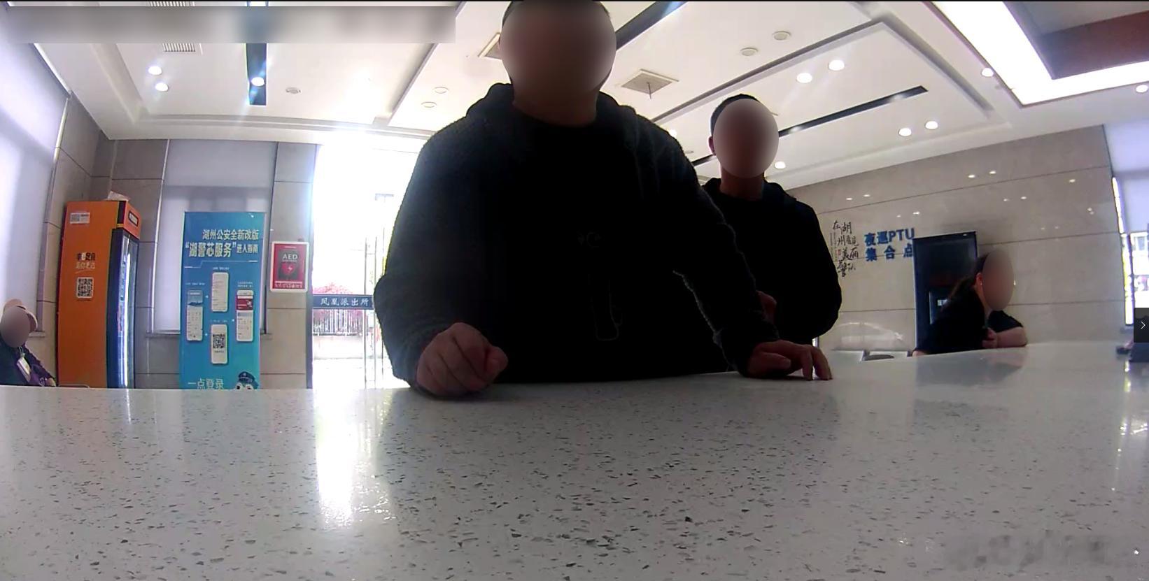 浙江民警三地接力跑出速度与温度 浙江湖州长兴老人徘徊车流中，三地民警紧急驰援，平