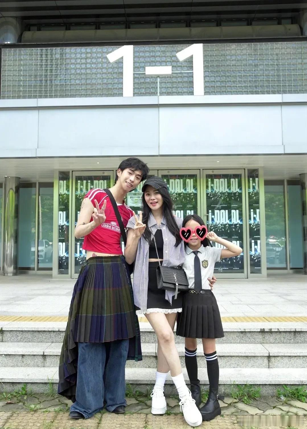 伊能静带女儿和儿子一起去看宋雨琦演唱会，她本人身穿俏皮休闲风，女儿米粒穿学院风，