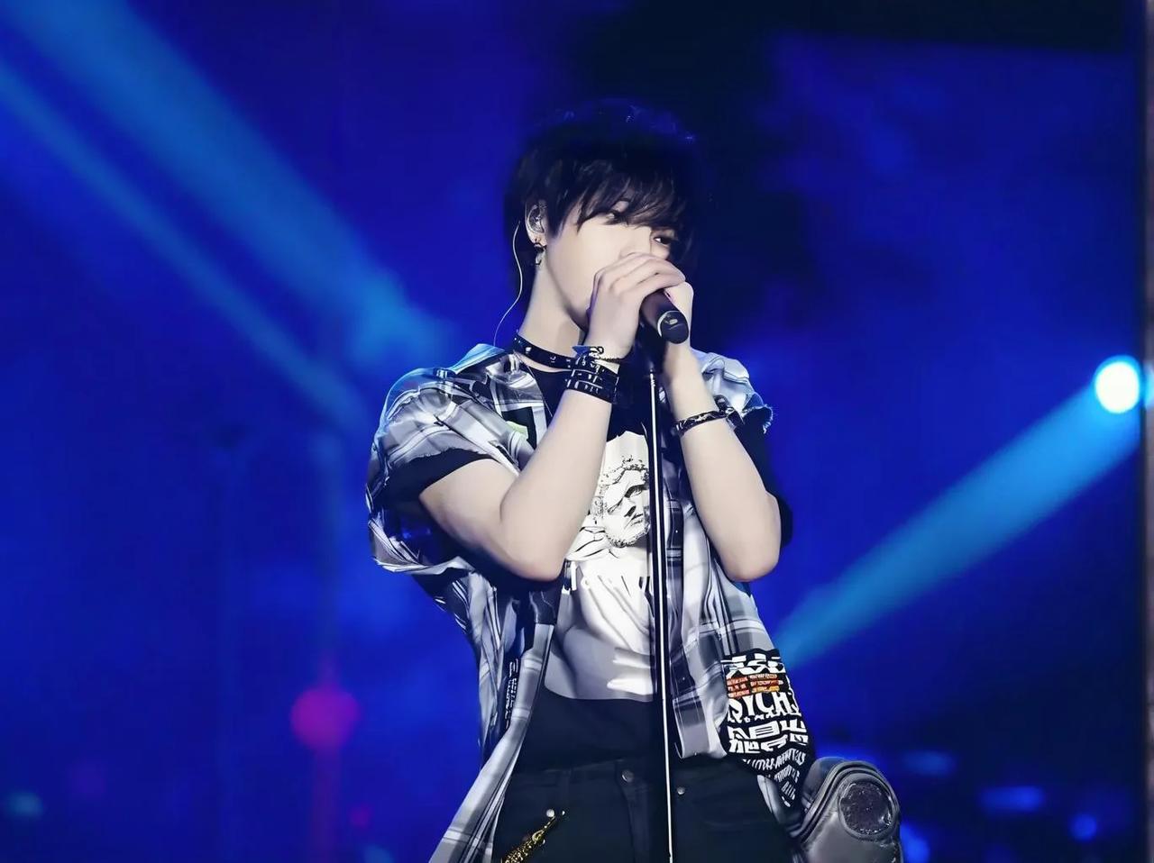 #如何看待华晨宇#华晨宇是一位极具实力和魅力的华语流行歌手。他的音乐作品丰富多彩