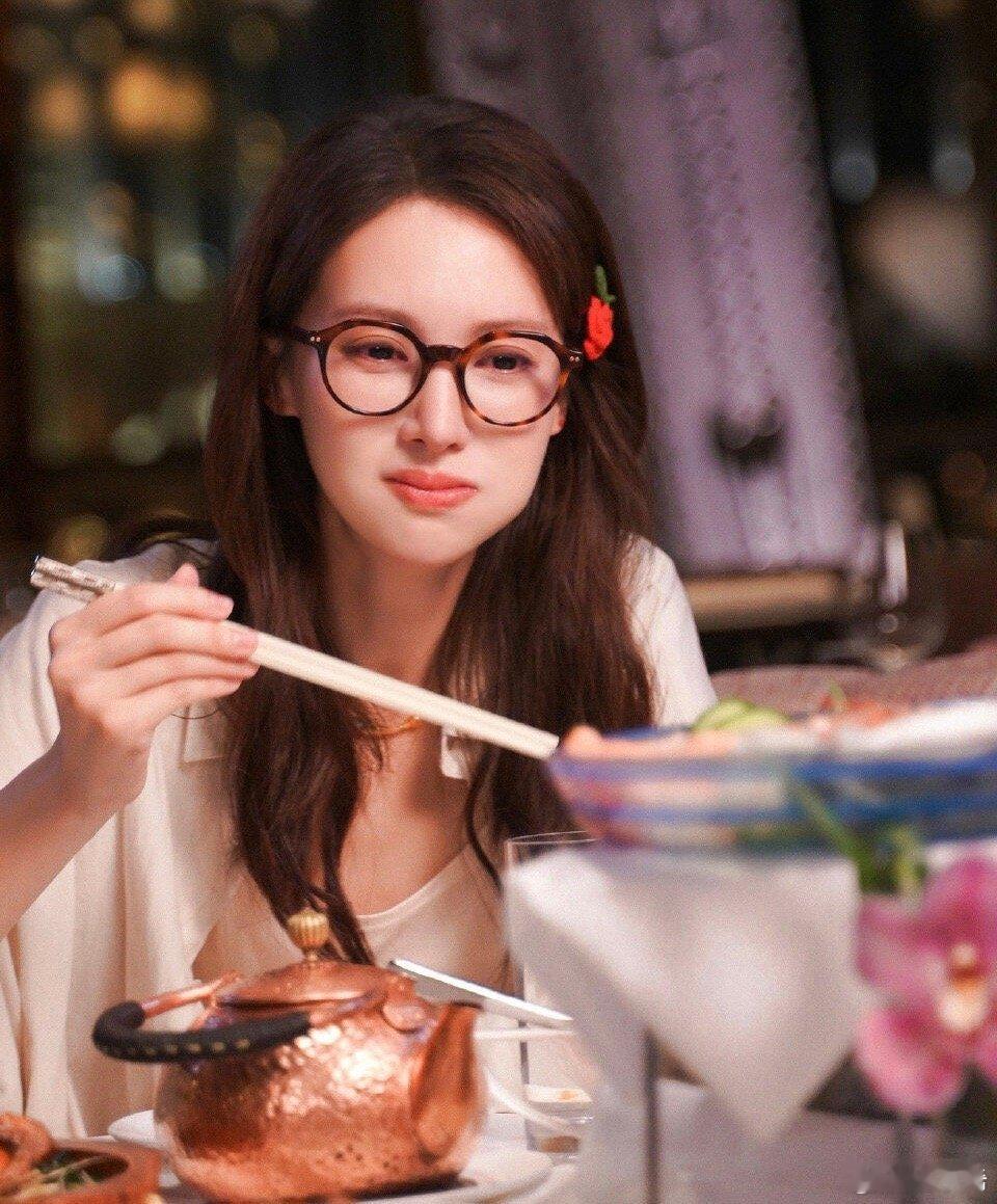 金晨2025票房成绩挤进全年前十 金晨2025票房跻身前十实至名归！《骗骗喜欢你