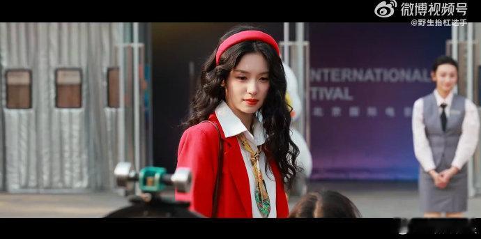 周也有自己的莞莞类卿 千禧风造型又甜又酷，时尚驾驭力超强，每一套都堪称视觉盛宴。