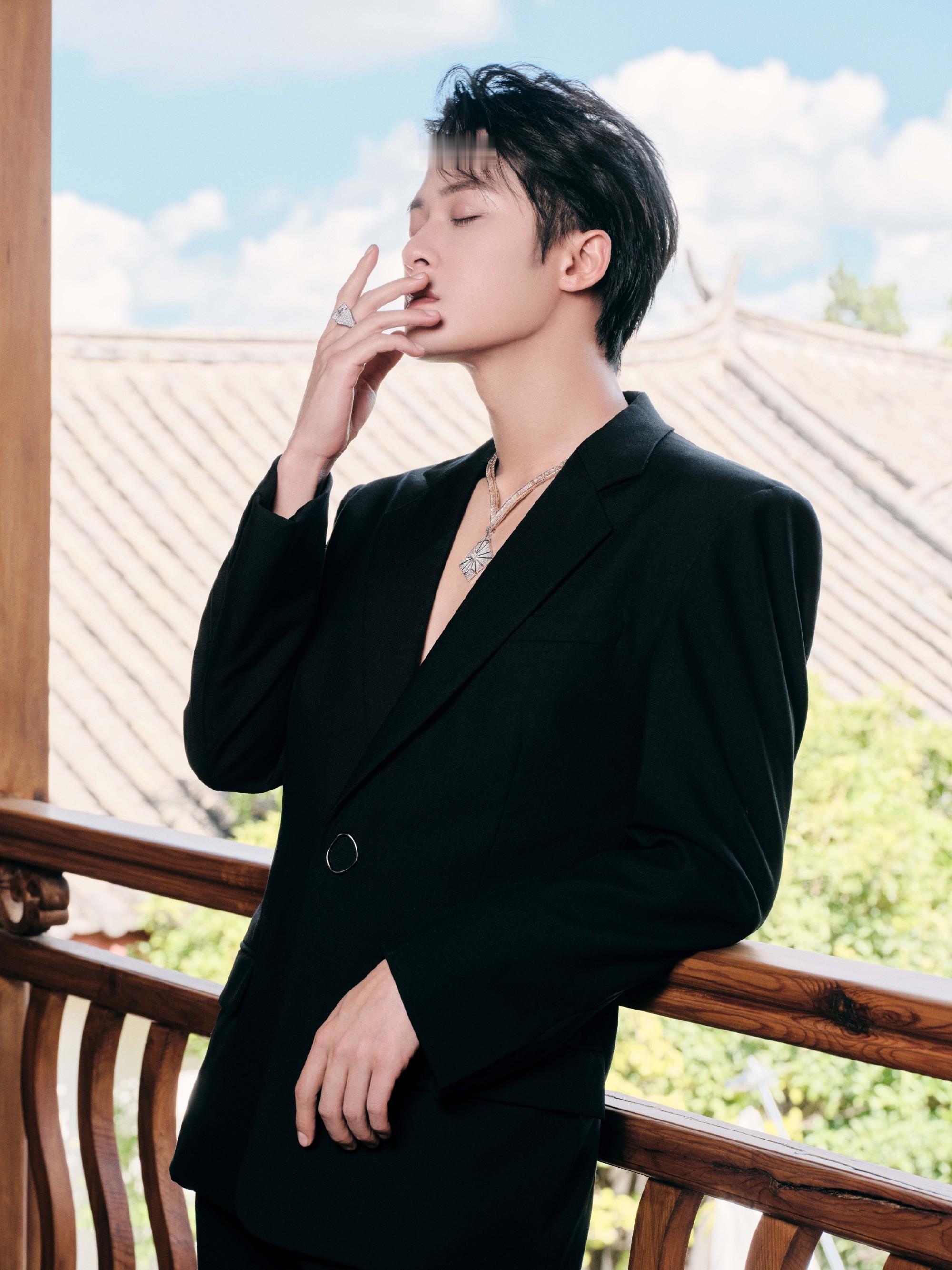 李施嬅妈妈夸檀健次好靓仔电影空枪檀健次连长辈都发现他的颜值了阿姨眼光真的太准啦 