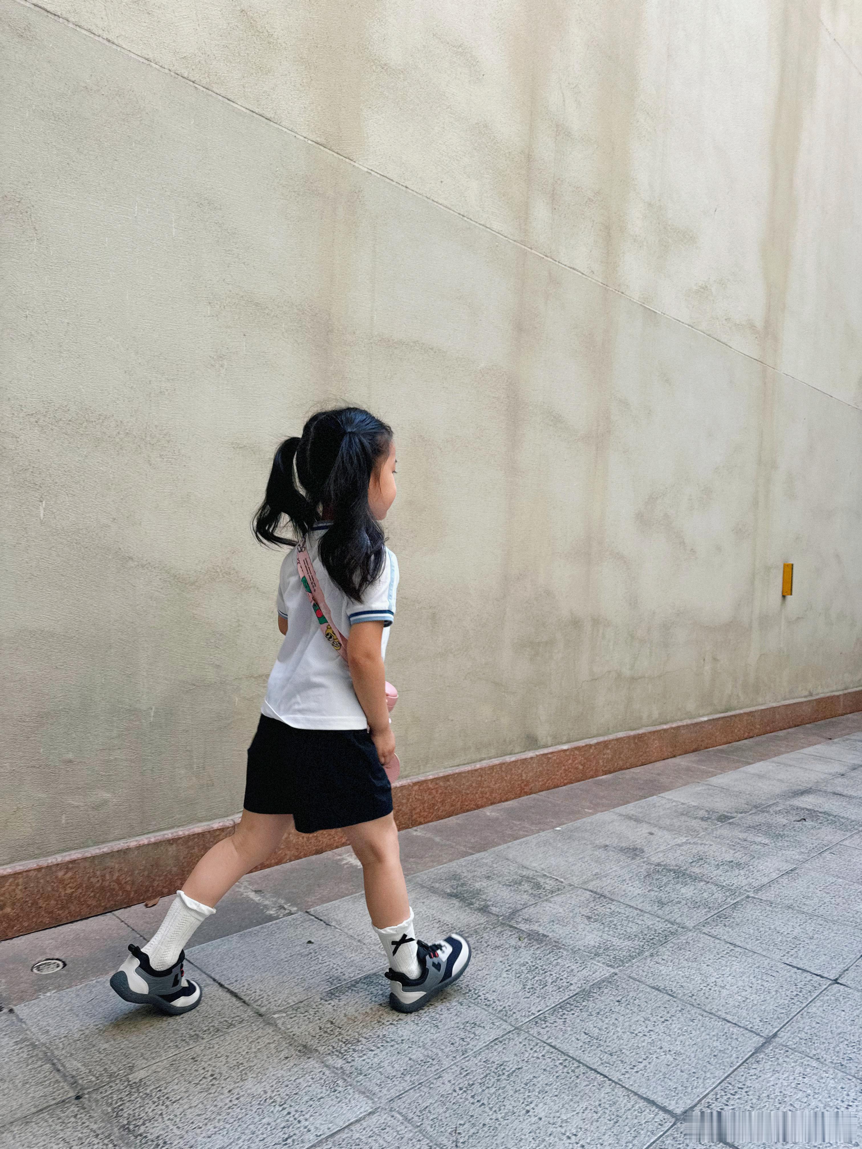 今天我爸七点就出门上学去了，今天我送女明星上学。 ​​​