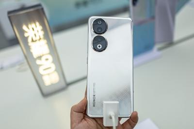 我用过不少荣耀手机，很有发言权。我用过荣耀6、Note10、10青春版等，还给我