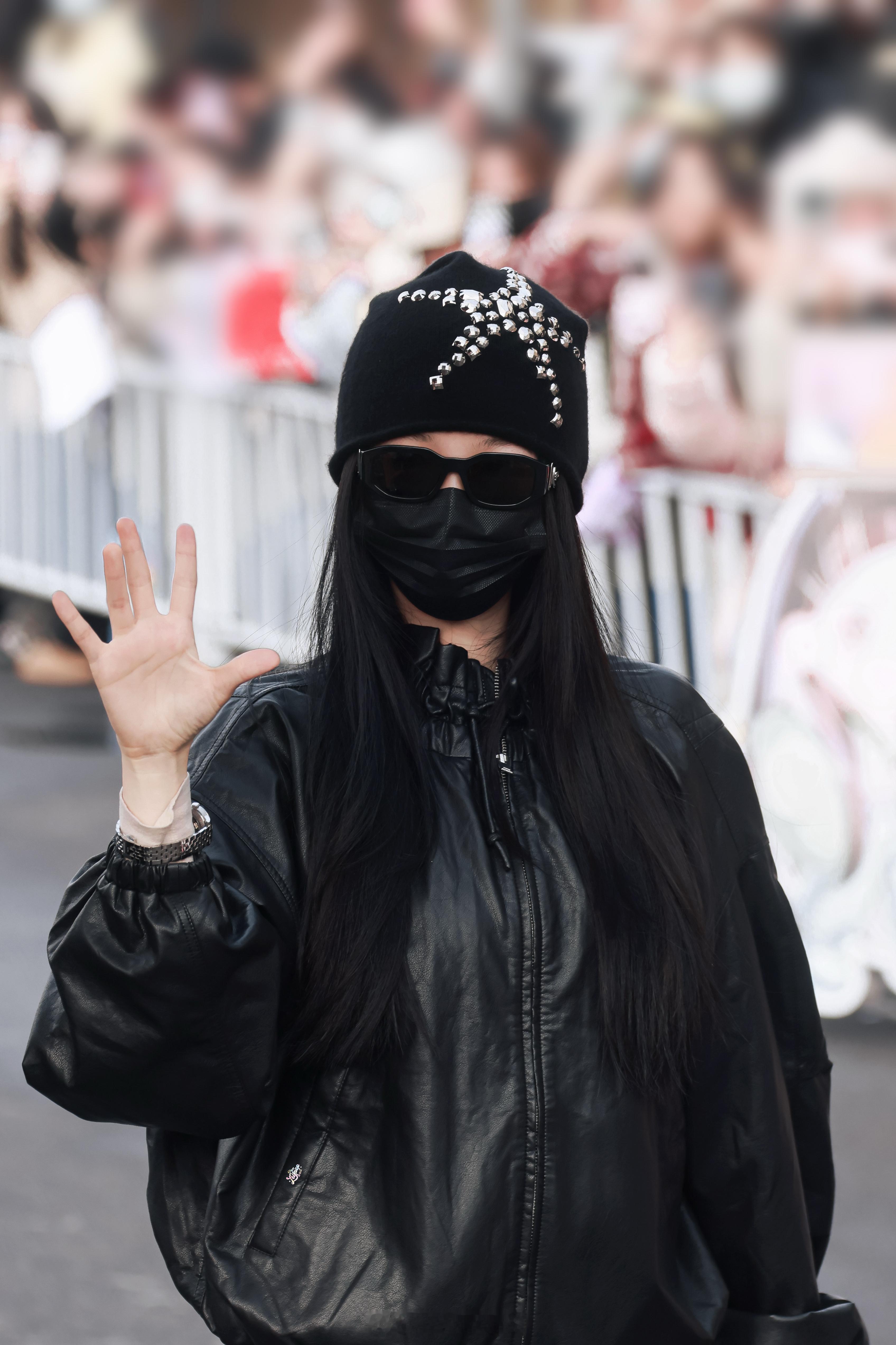 虞书欣全黑皮衣云初令上班路透，🐟好酷呀！