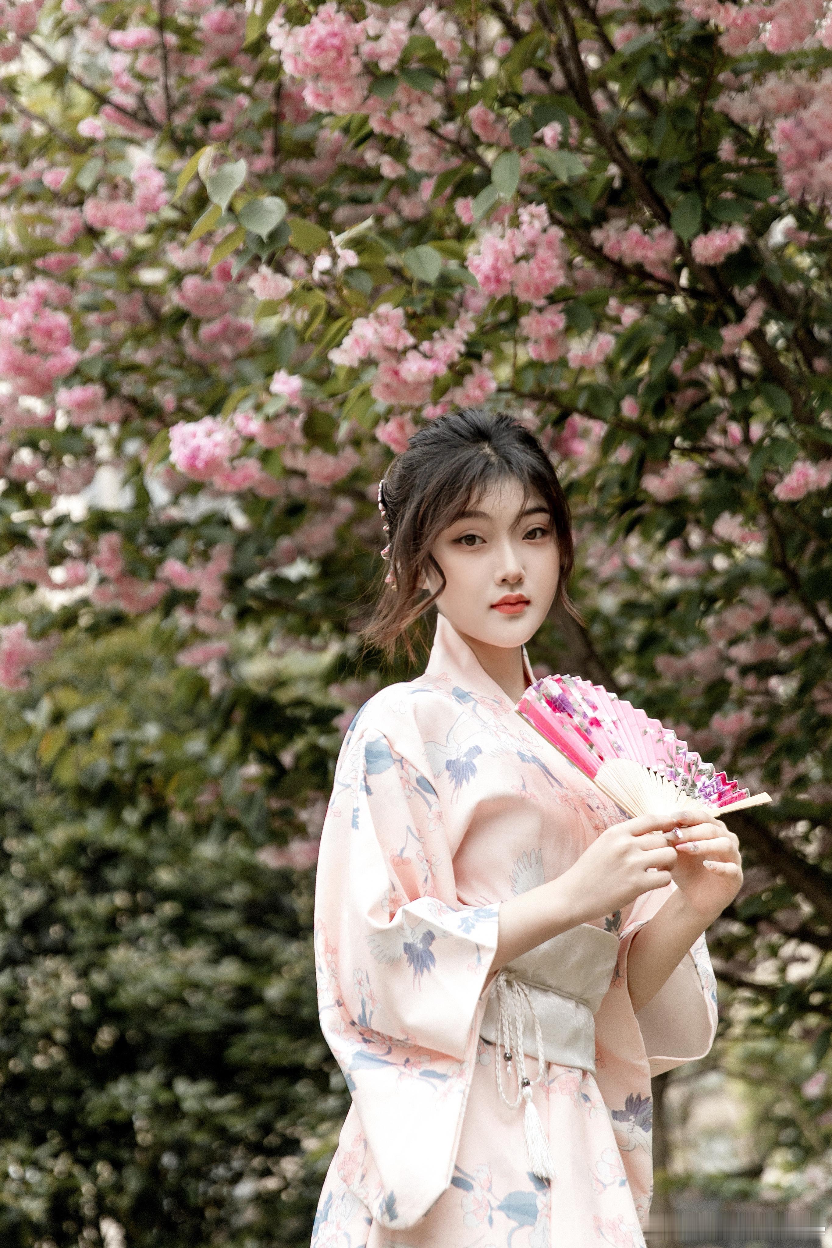 和服初体验👘 赶着最后的花去做拍照模特，从未尝试过和服，第一次体验不同的文化。