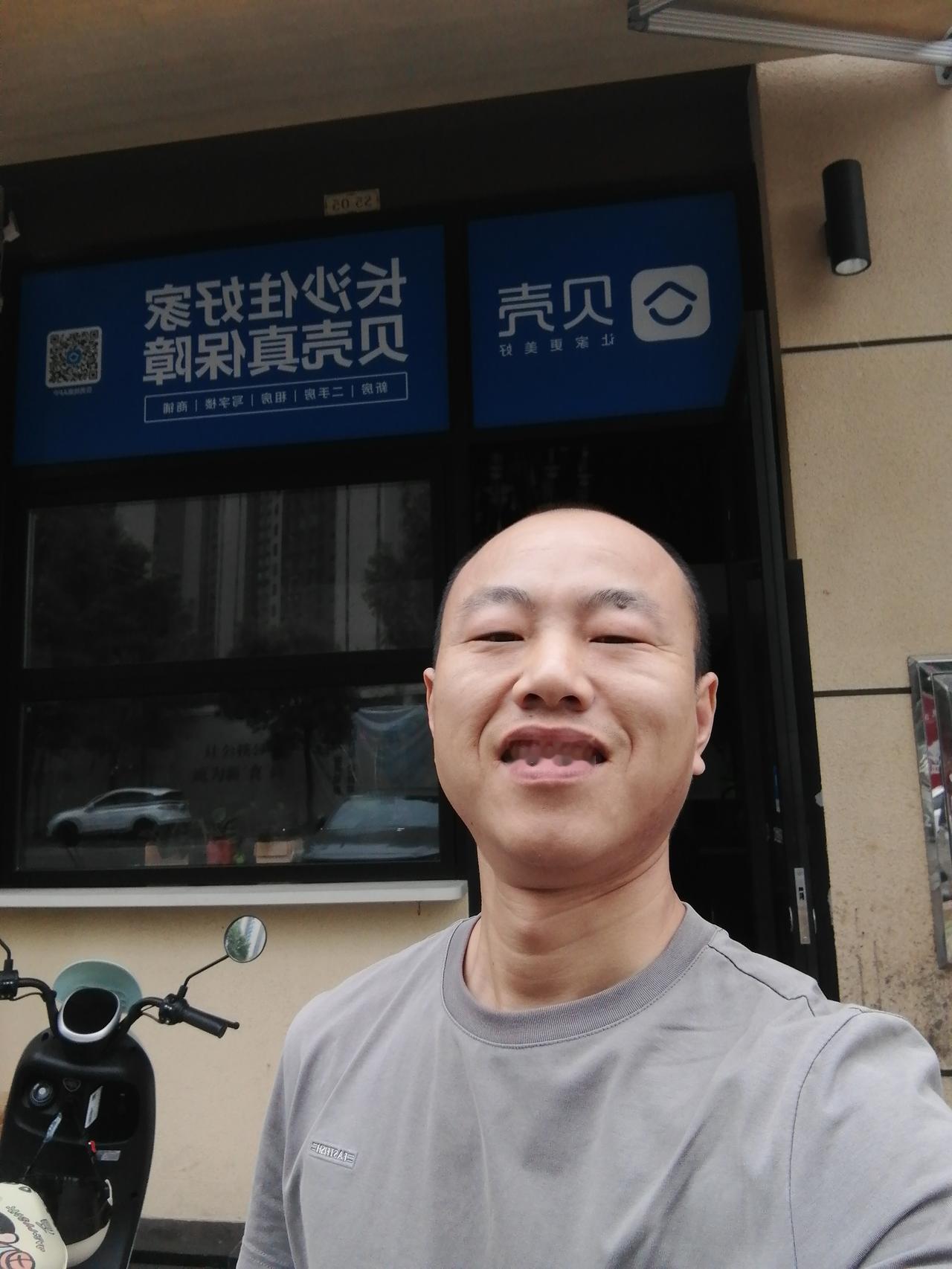 大家好，我是星仔，工地改行做中介的第10天，有个下不定决心的想法，望各位兄弟给个