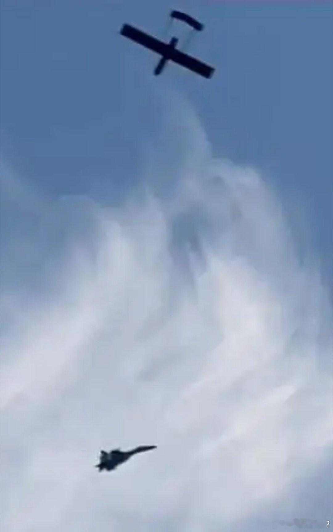 Su35S大战FP1每天认识一件兵器 图为俄军先进战机在列宁格勒州上空追击乌克兰