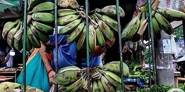 菲律宾香蕉协会负责人，一拍桌子说道："中国大幅缩减菲律宾香蕉进口，连累我们 30