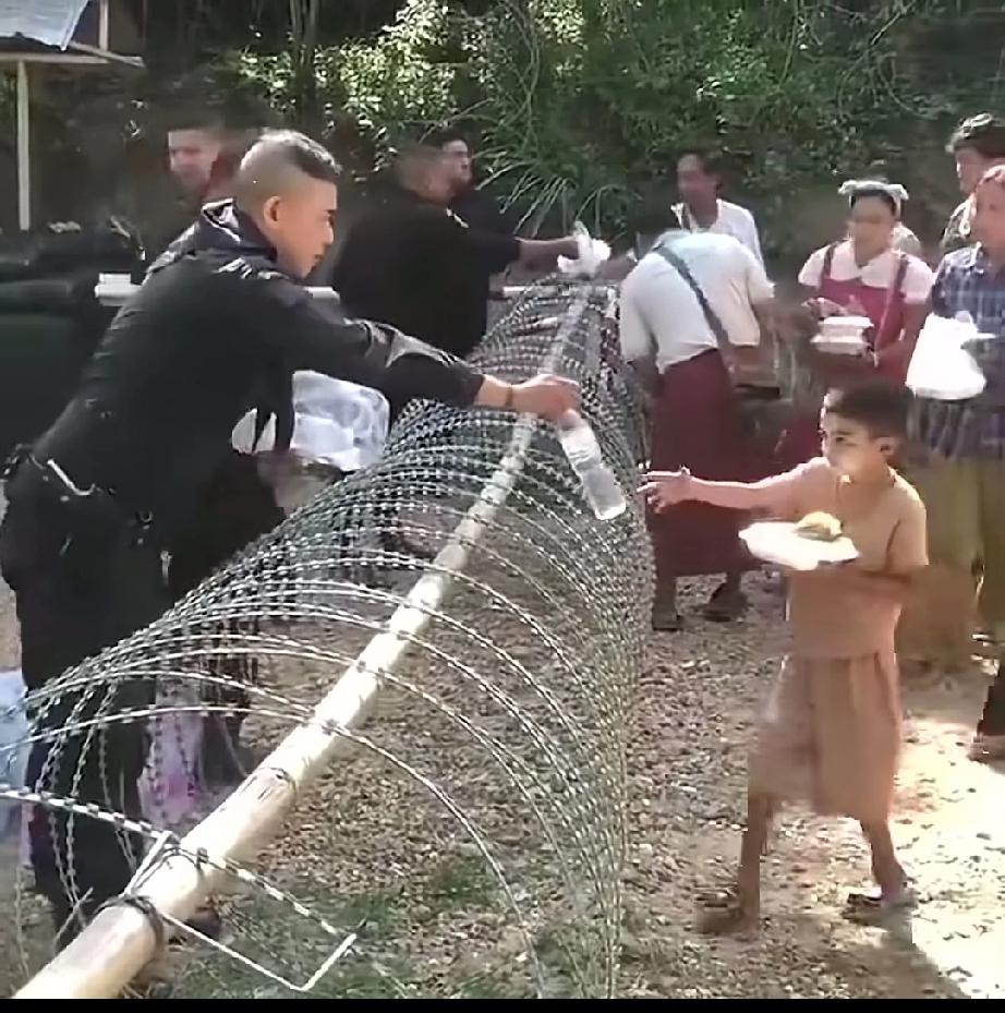暖心时刻。泰国军队在边境为柬埔寨居民送去食品和饮料。
倘若日后爆发战争，挑起事端