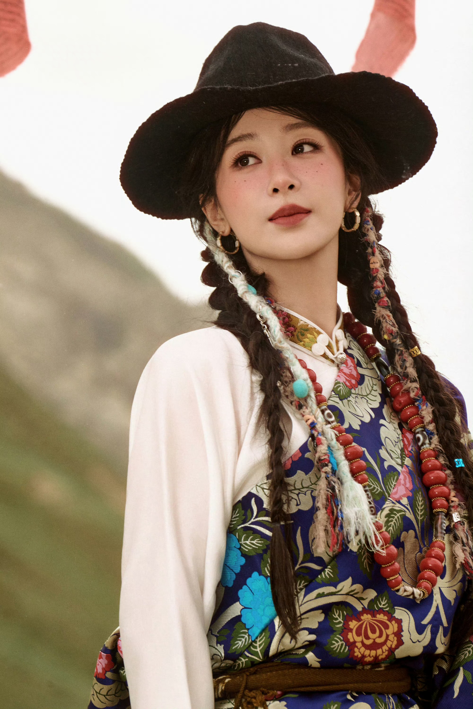 杨紫杨紫穿了玉树文旅局局长送的藏袍好美的藏袍高原最美的格桑花真的好适配好美杨紫