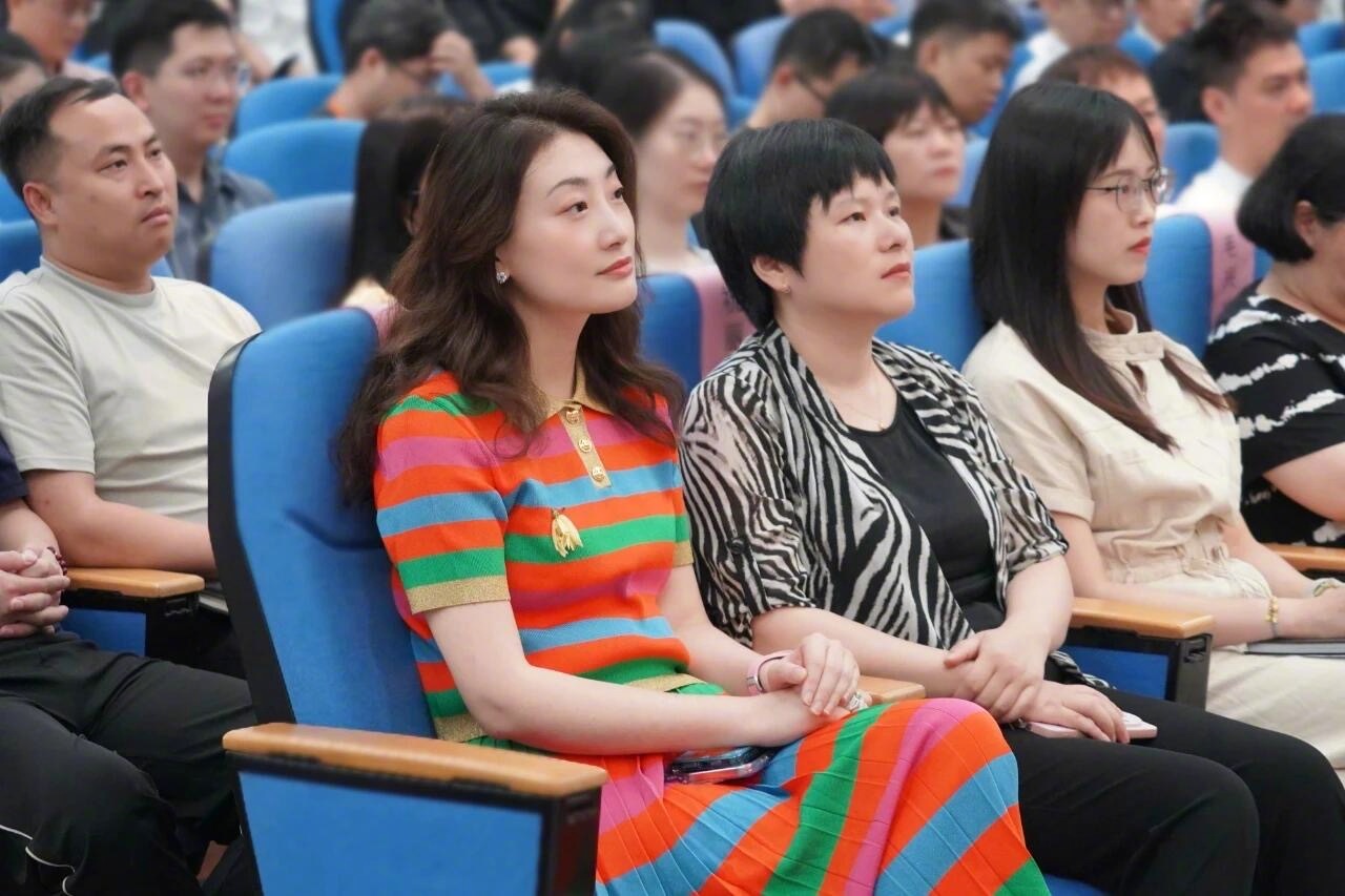 参加宏盛集团的职工代表大会的娃哈哈接班宗馥莉，，身穿的这是Gucci 2023春