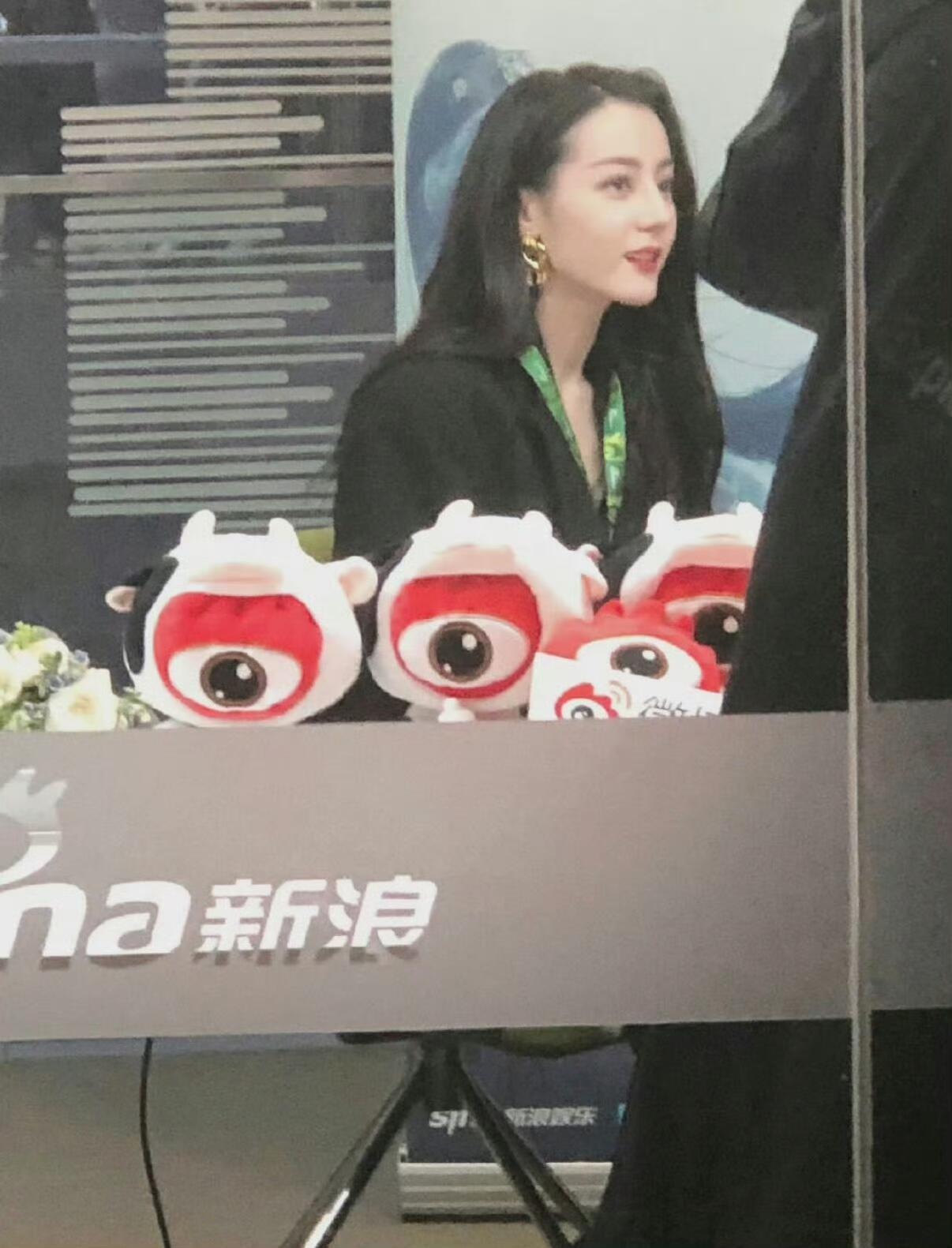 路人镜头下的迪丽热巴 