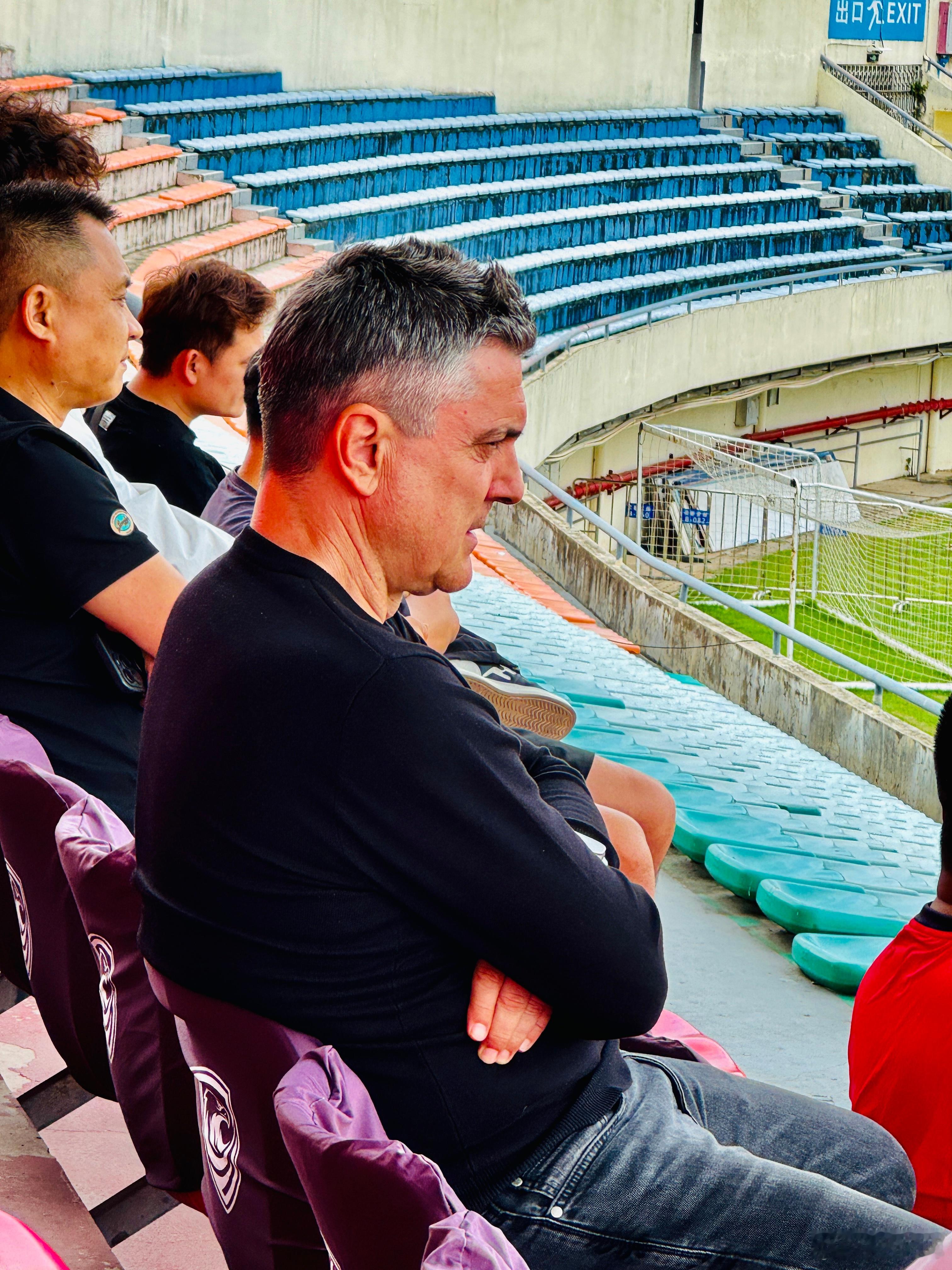 u23国足主教练安东尼奥来到花都体育场观看广州蒲公英VS深圳二零二八的比赛鸣聊体