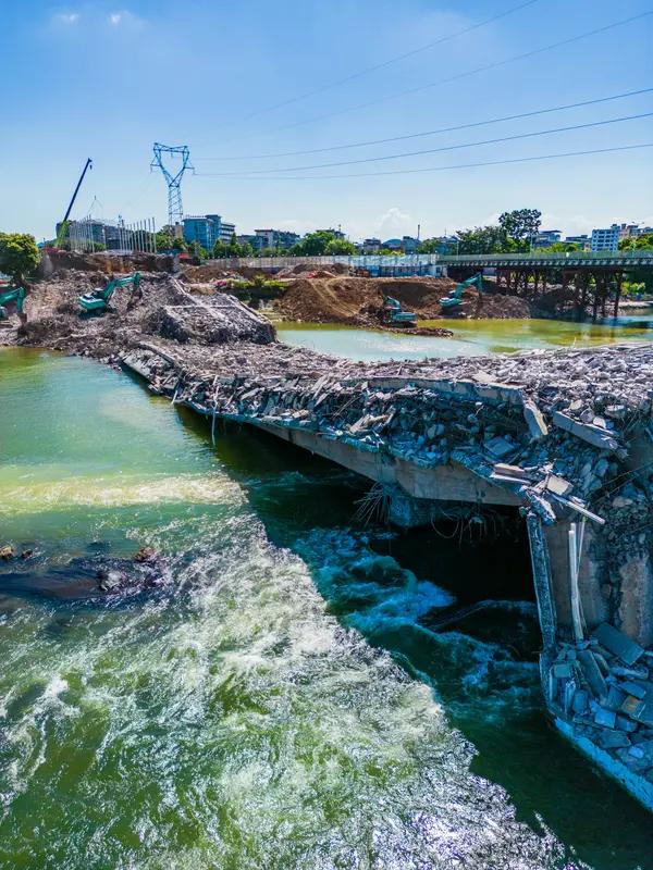 3月2日新华社消息，洪水致使赞比亚边境以南一座桥梁坍塌，切断了刚果民主共和国主要