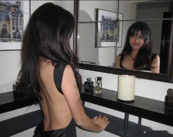 贾静雯20岁大女儿发自拍照庆生，涂黑指甲，穿露背装性感美艳，肋骨上的长纹身吸引眼