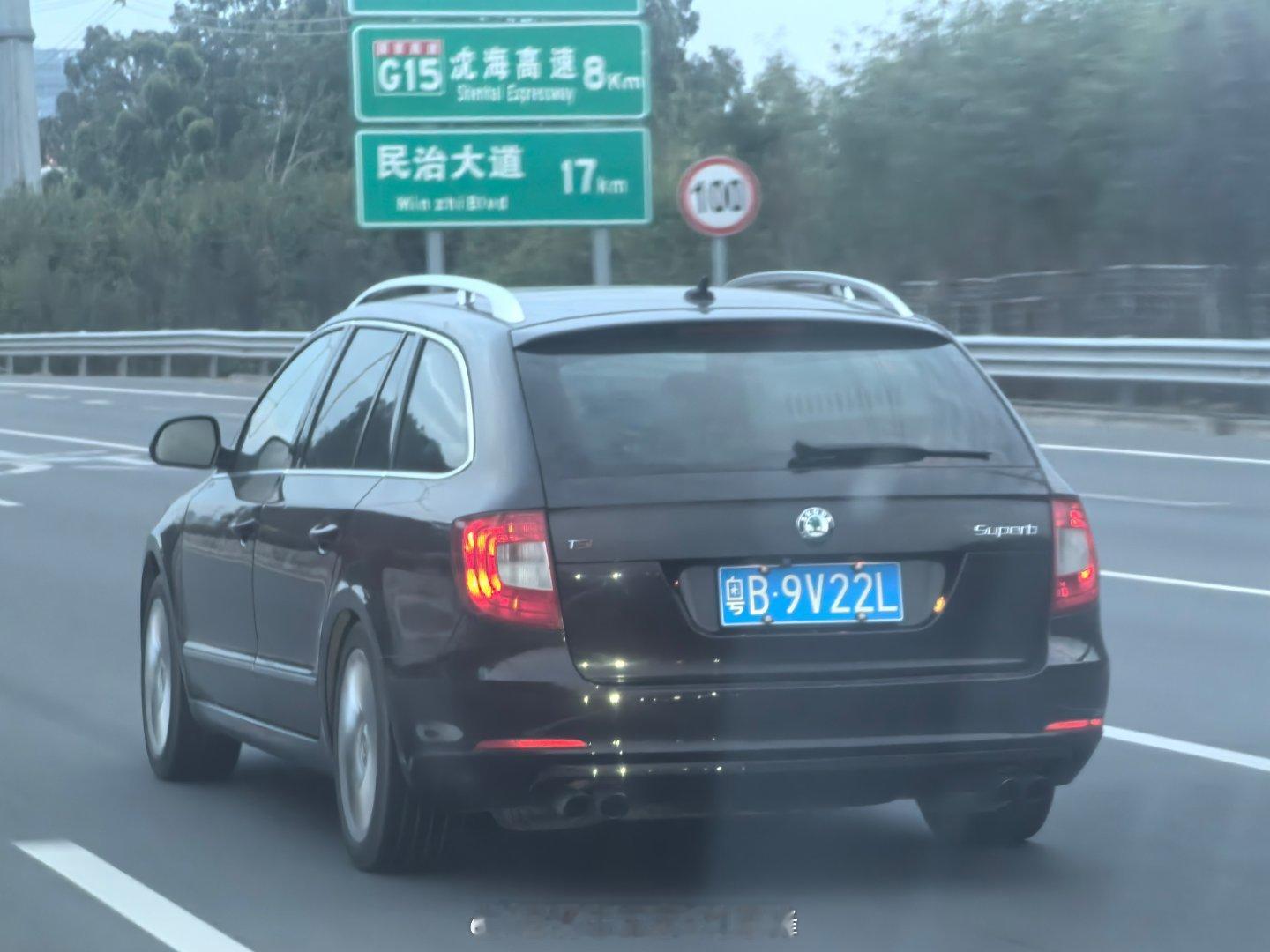 顺利返深～路上有点点堵～PS：这车少见哦 