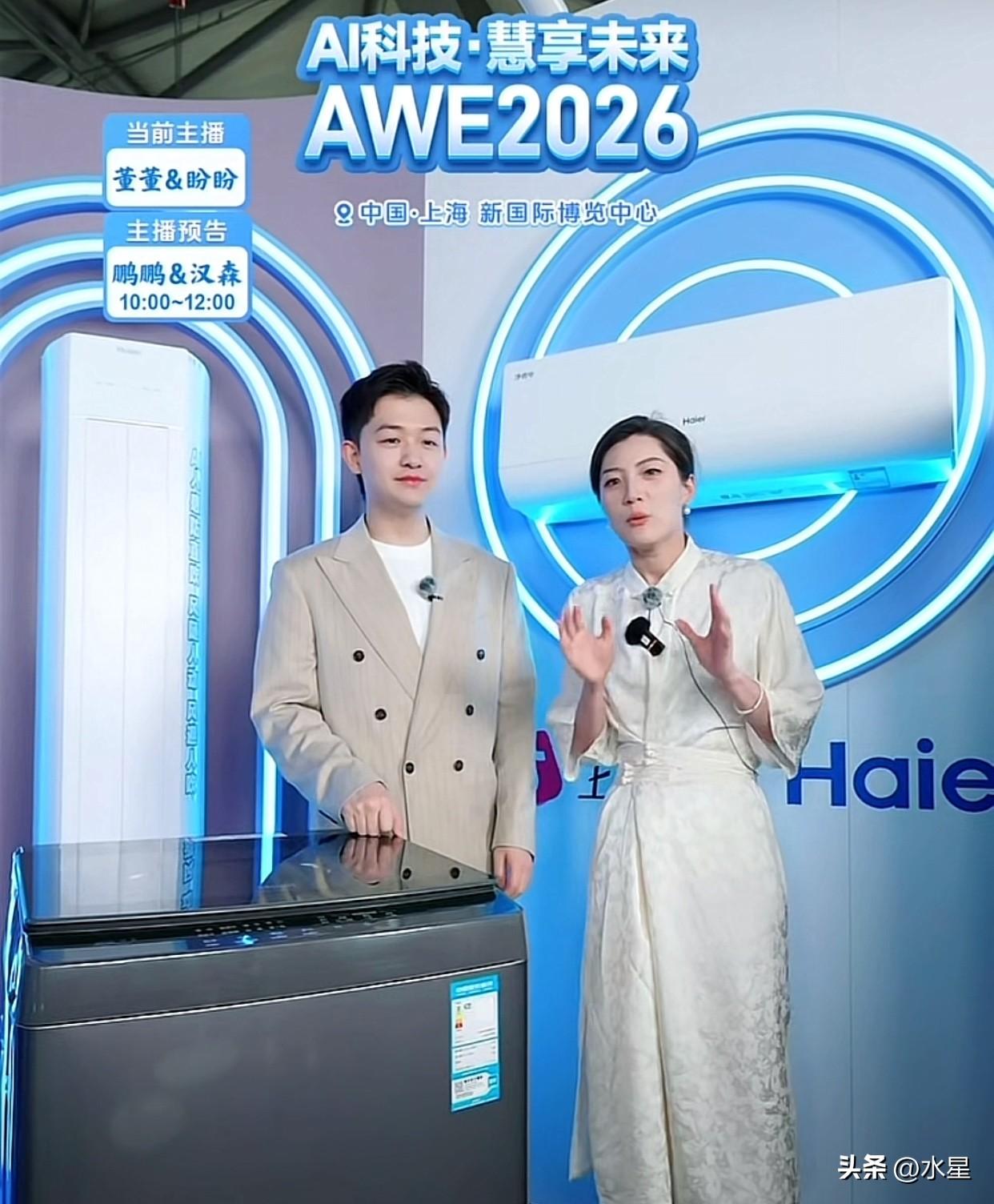 与辉同行直播间在上海开播了
又是熟悉的盼盼和董董双播模式
一大早就能聚来10万在