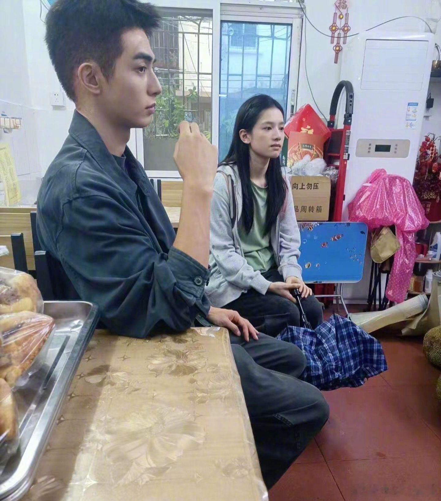 野狗骨头两个人像本地人宋威龙  陈异 | 张婧仪 苗靖 | 野狗骨头电视剧野狗骨