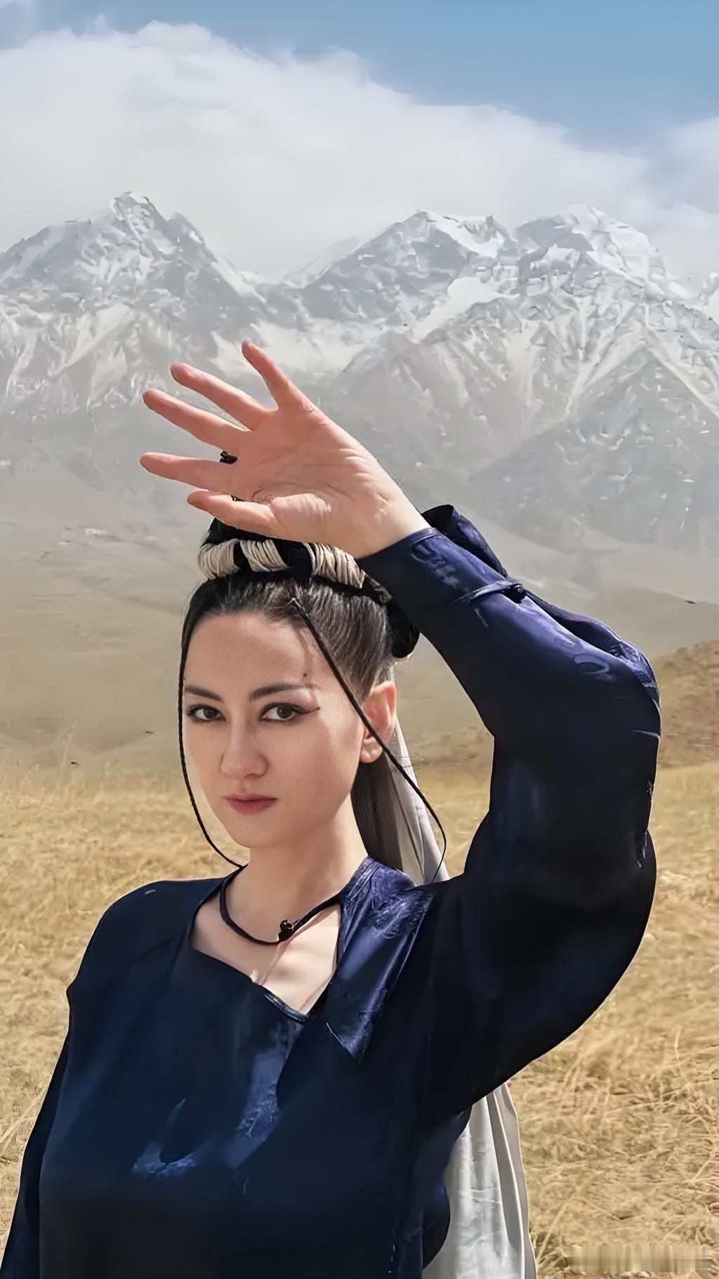 者来女谢幕哼的歌是乘风主题曲者来女乘风二公遗憾淘汰，离场空灵哼唱氛围感拉满。深夜