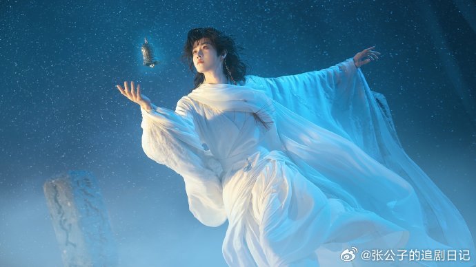 魂判九川组服亮丝面料自带高光特效，开机现场帅到发光！田嘉瑞这桀骜少年感，流苏一摇