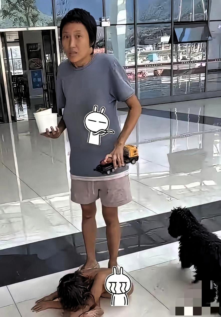 这女的怎么看也不像研究生毕业啊，身为高学历妈妈，

却在村里衣着暴露，连完整衣服