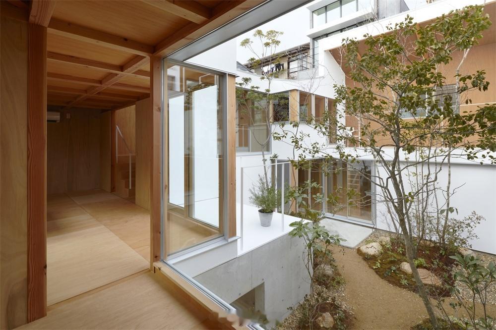 被建筑包围的城市小屋，设计师参考桂离宫，环形平面打造静谧的内外过渡居所。 