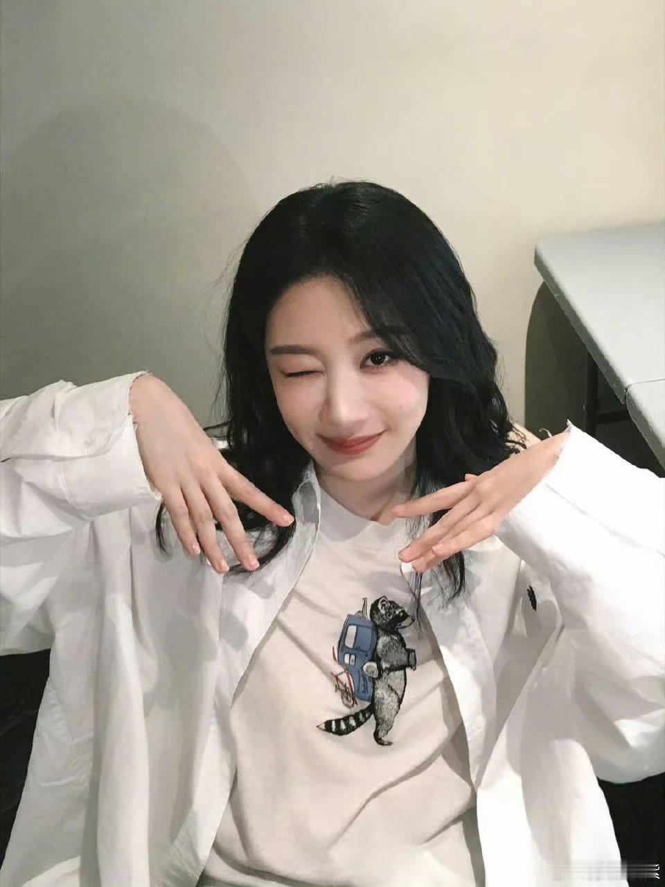 杨紫六一自拍杨紫儿童节自拍谁能拒绝杨紫这般干脆又暖心的祝福，不绕弯子的实在话语，