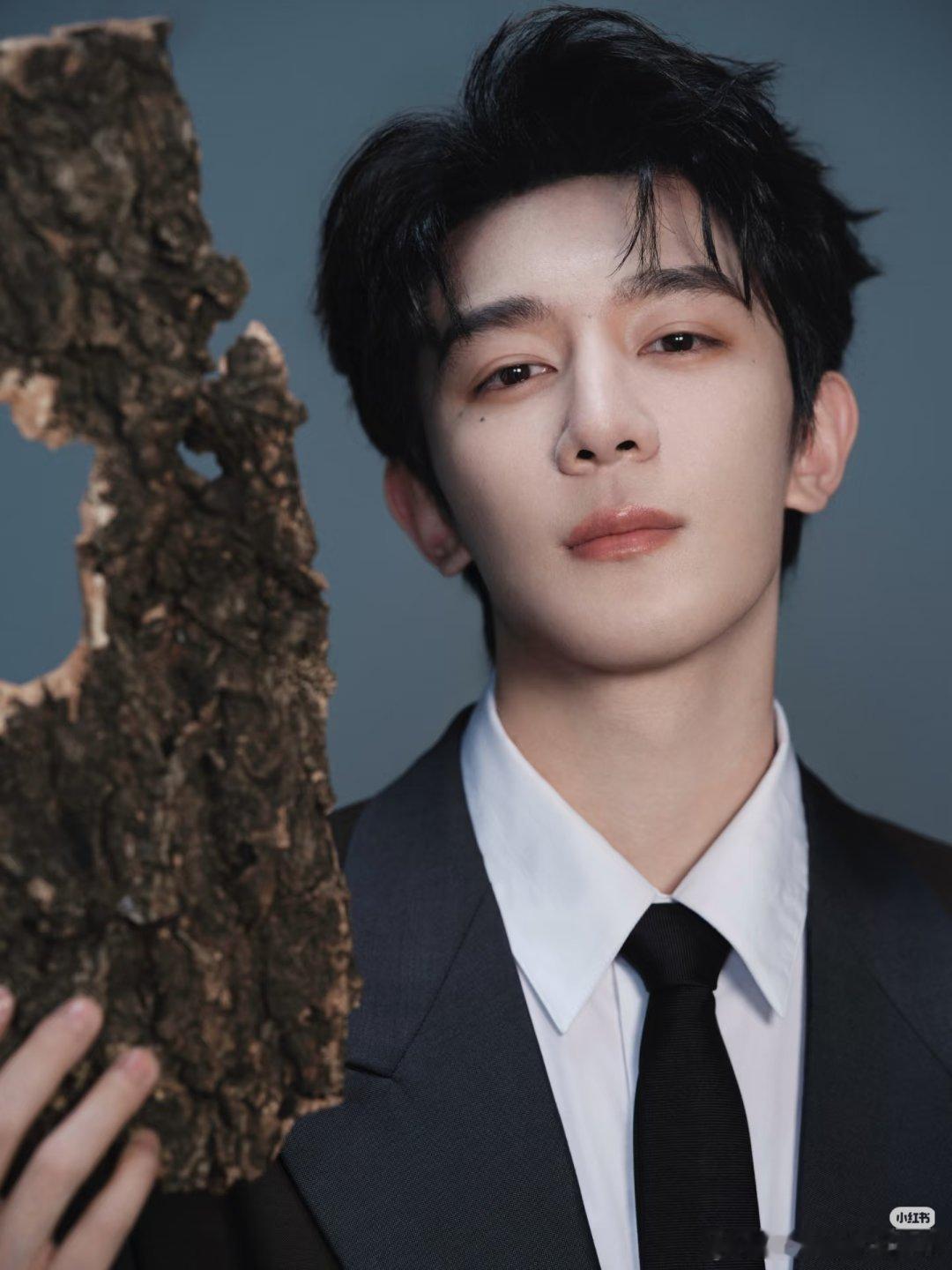 夏之光身着 VERSACE26春夏系列，亮相第十六届北京国际电影节开幕式红毯。状