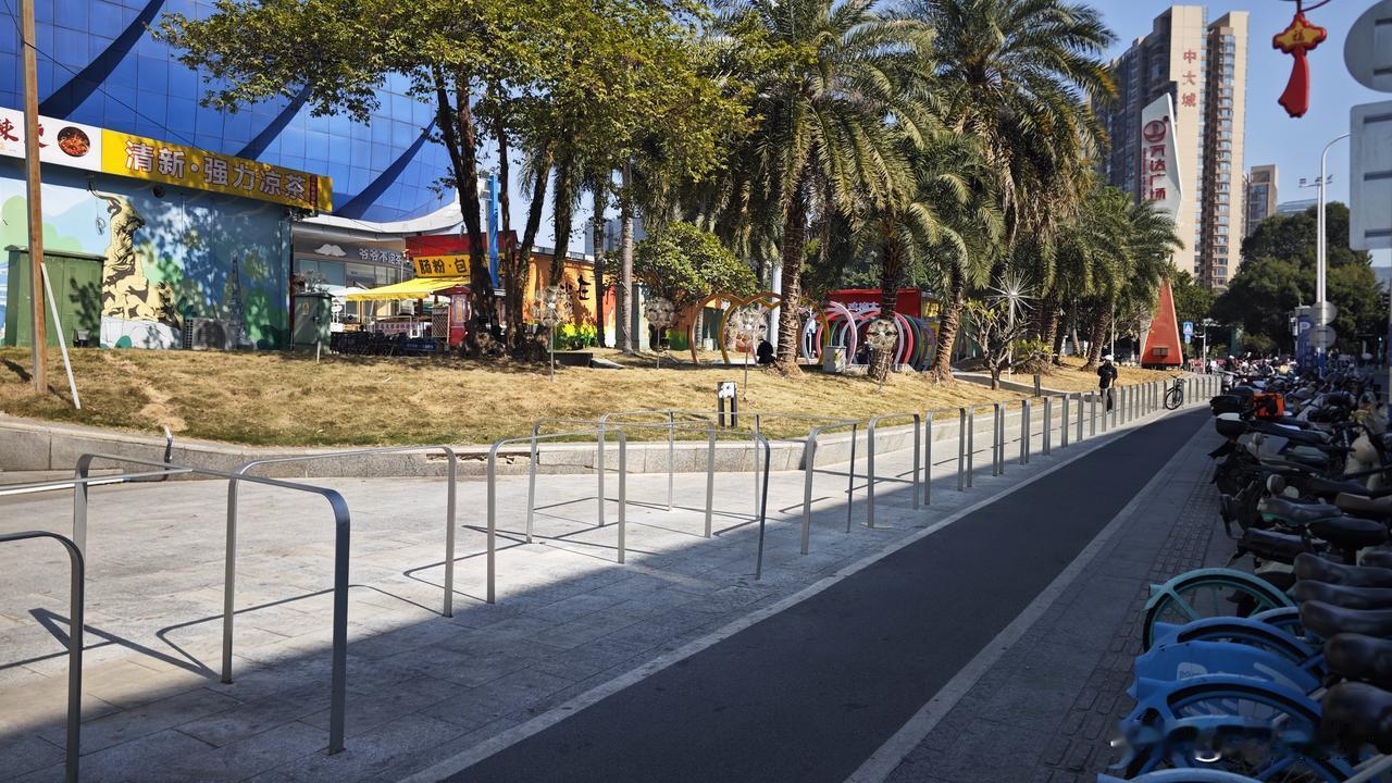 南沙万达广场的这种新型栏杆建议大力推广，比起那种丑丑的石墩或者黄色的石墩围栏真的