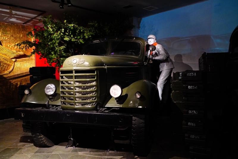 六七十年代，人们各有各的向往。在部队里，战士们除了想提干穿四个兜军装，入党也是重