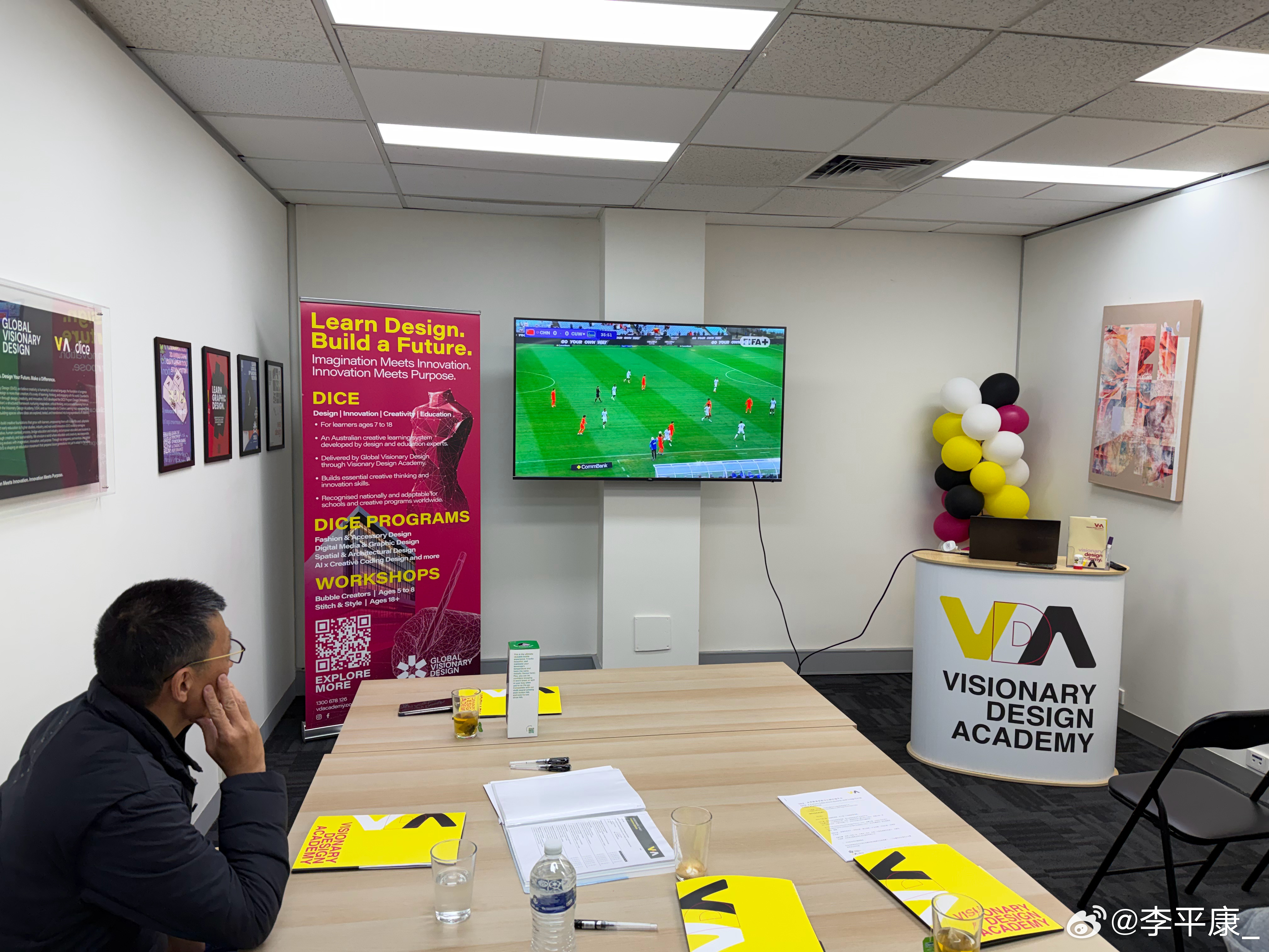 开完会直接看球了 