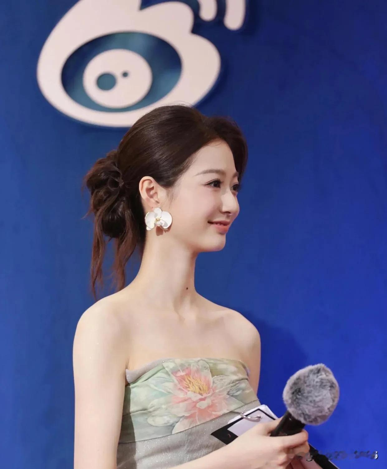 近日，复旦大学校花冯琳以一袭优雅抹胸礼服亮相某大型活动，其出众的气质与颜值迅速成