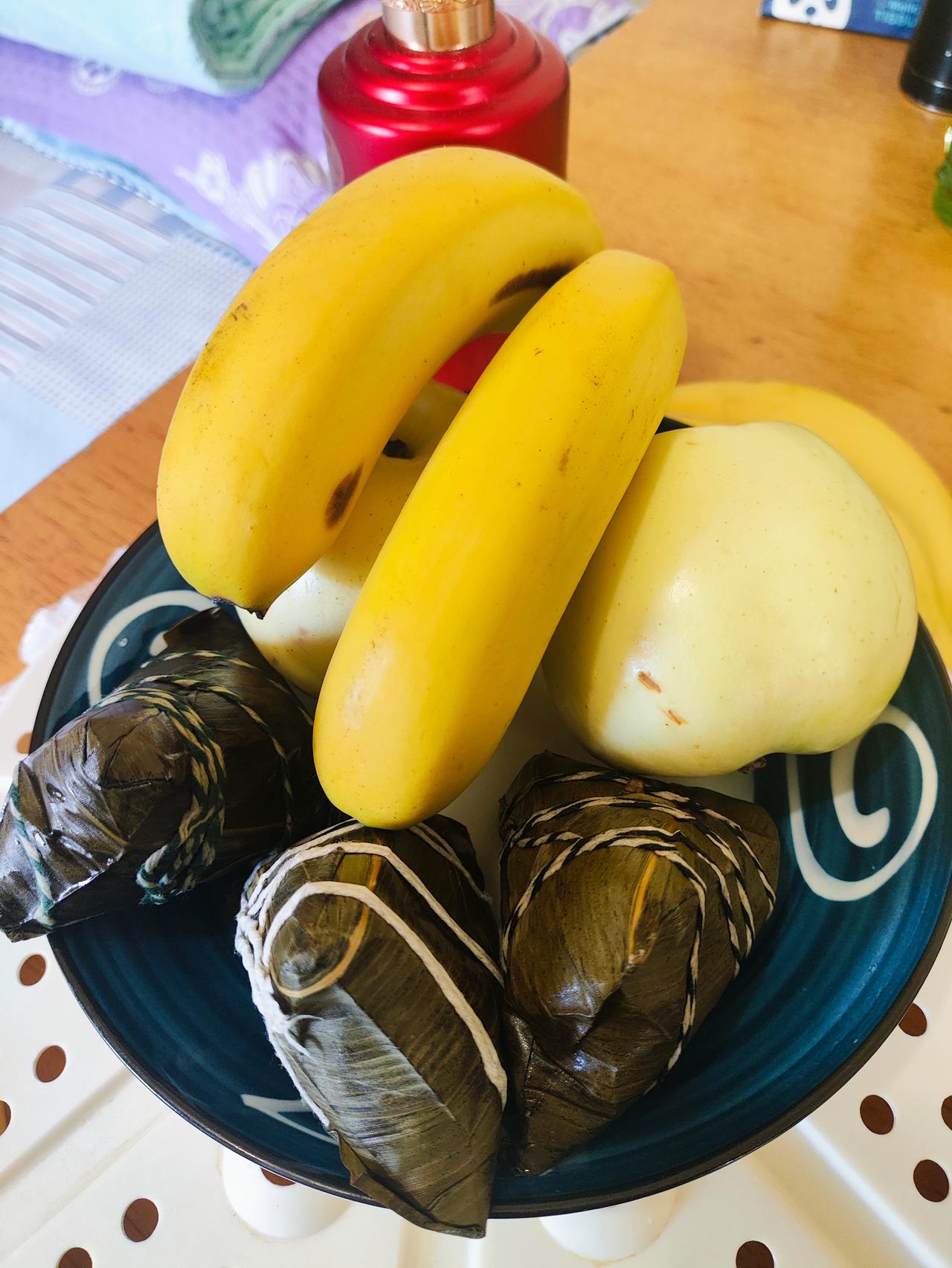 我偏爱甜粽子，一口下去全是小时候的味道。
记得每到端午，家里总会提前泡好圆滚滚的