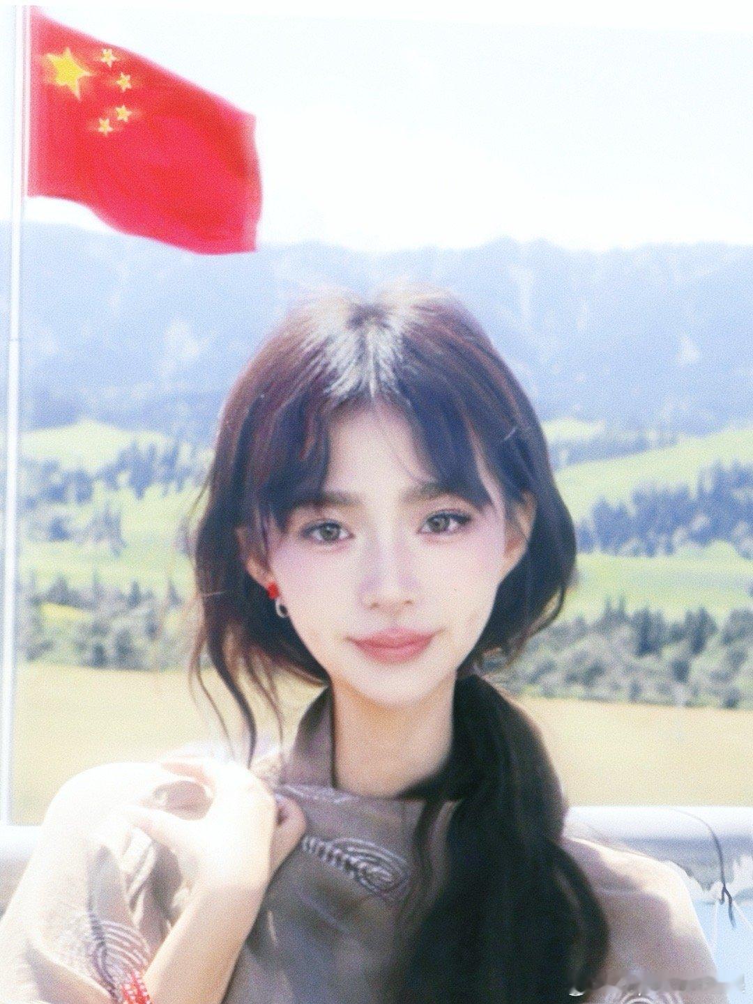 我们生在红旗下 长在春风里目光所致 皆华夏我们追随的光 是五角星的光五星闪耀 皆