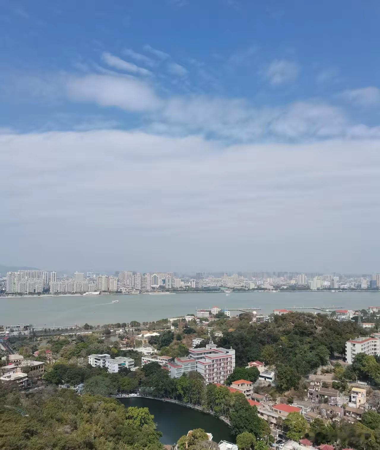 年纪越大，越发现人性的虚伪。
 
小时候，觉得姑姑舅舅这些亲戚都很好；长大后，才