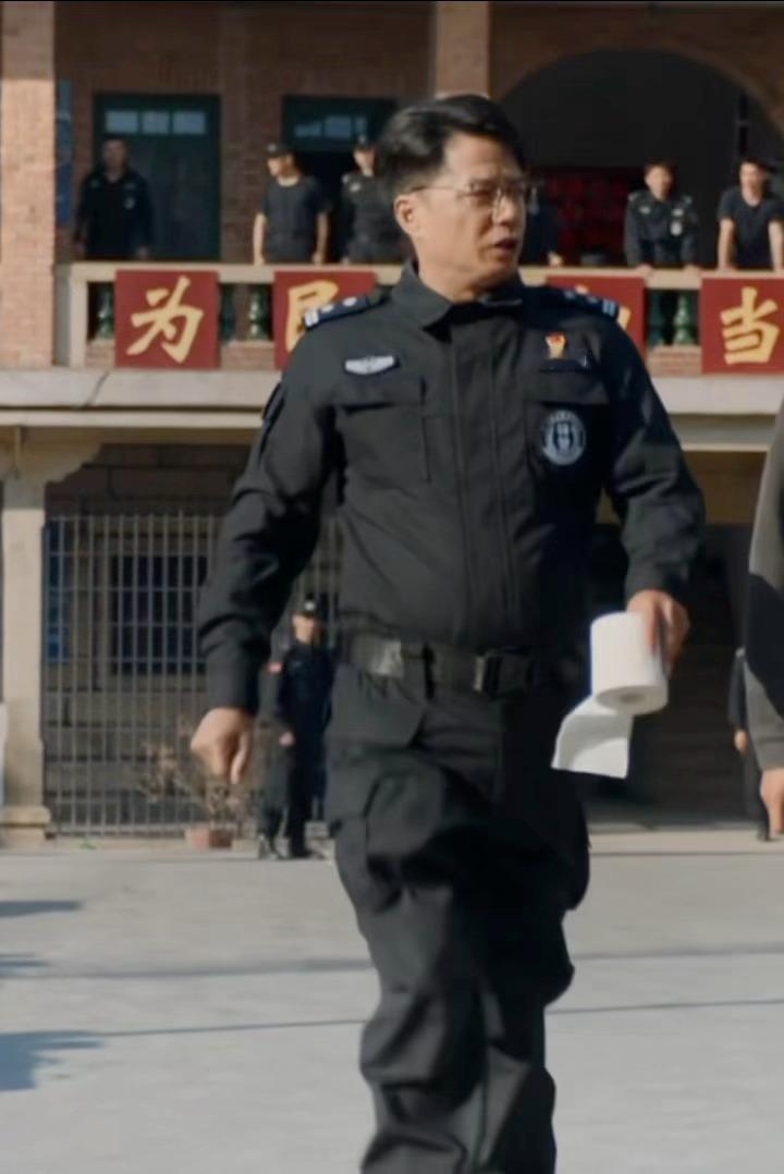 藏锋第十五集最后的小细节，好像是谭彦不缩脖子，也利索了，也是一个转变的开始吧不放