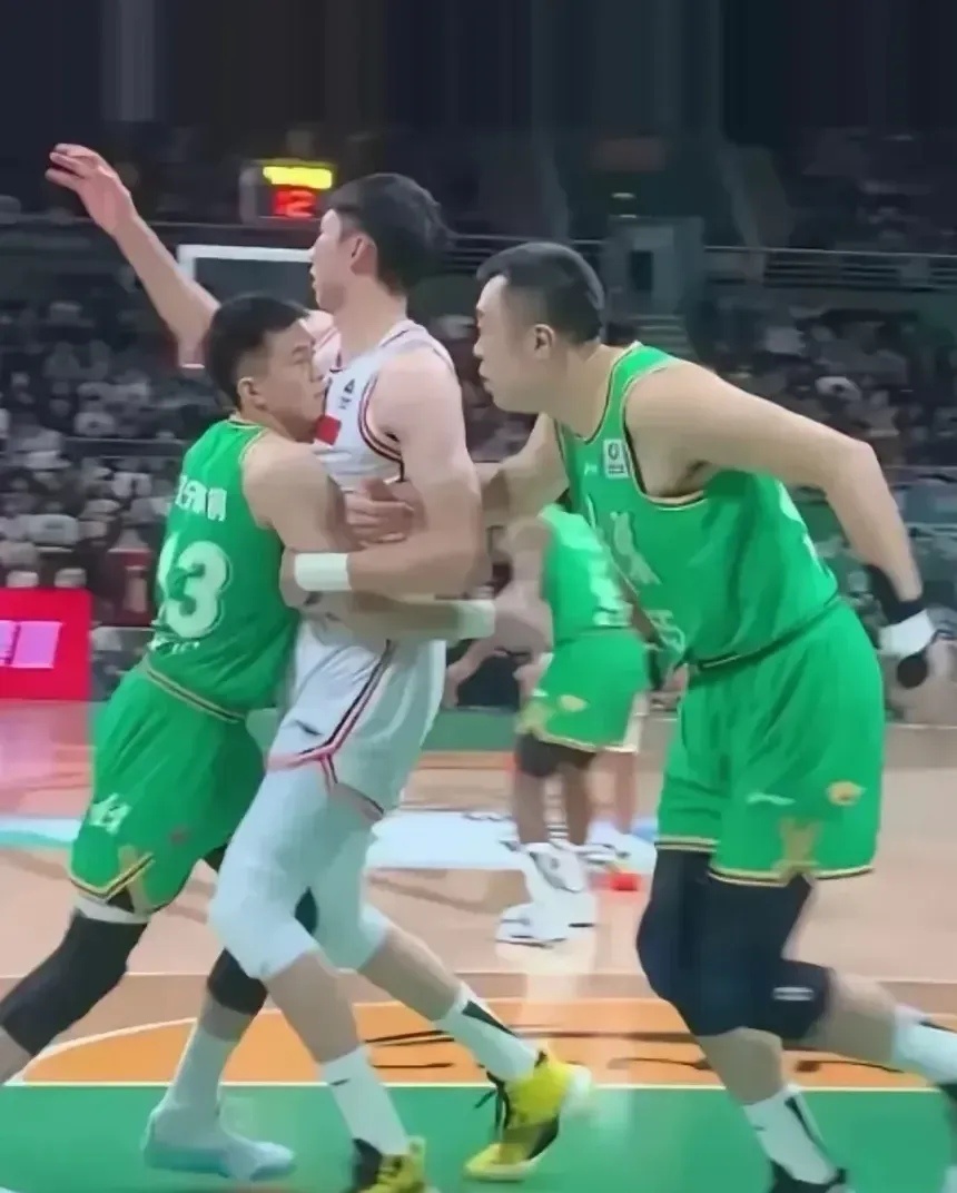 CBA广东队和辽宁队全方位数据对比：①、广东：NBA球星易建联   辽宁：没有②