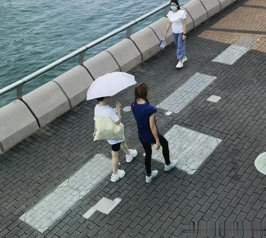 李玟生前一个月被偶遇，已经干瘦成纸片人。她精神恍惚，头发凌乱，打扮很潦草。

怎