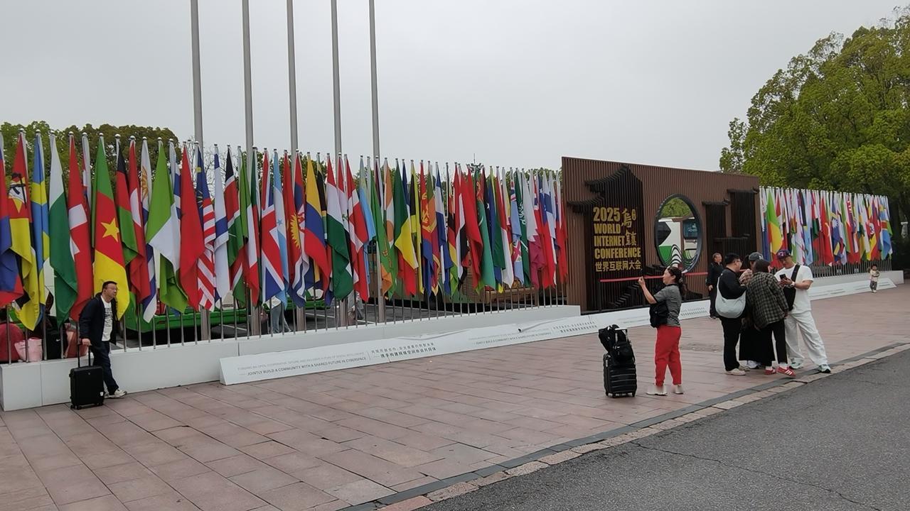 [烟花][烟花]今日游览乌镇，这座江南古镇果然名不虚传！踏入乌镇，青石板路经细雨