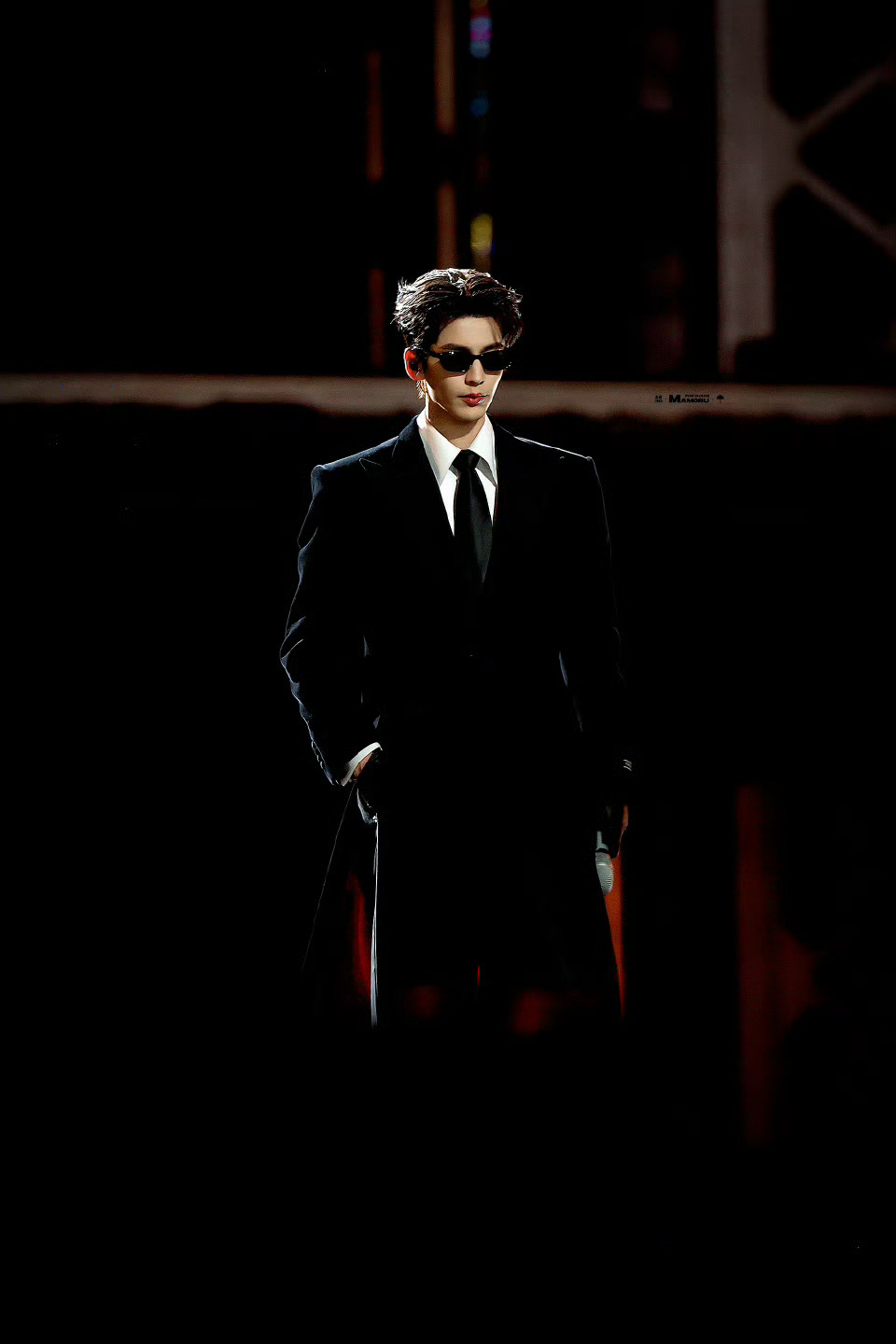 张凌赫把墨镜焊在身上现在我还在被张凌赫跨年夜墨镜风衣走秀硬控🥹帅到我反复品鉴至