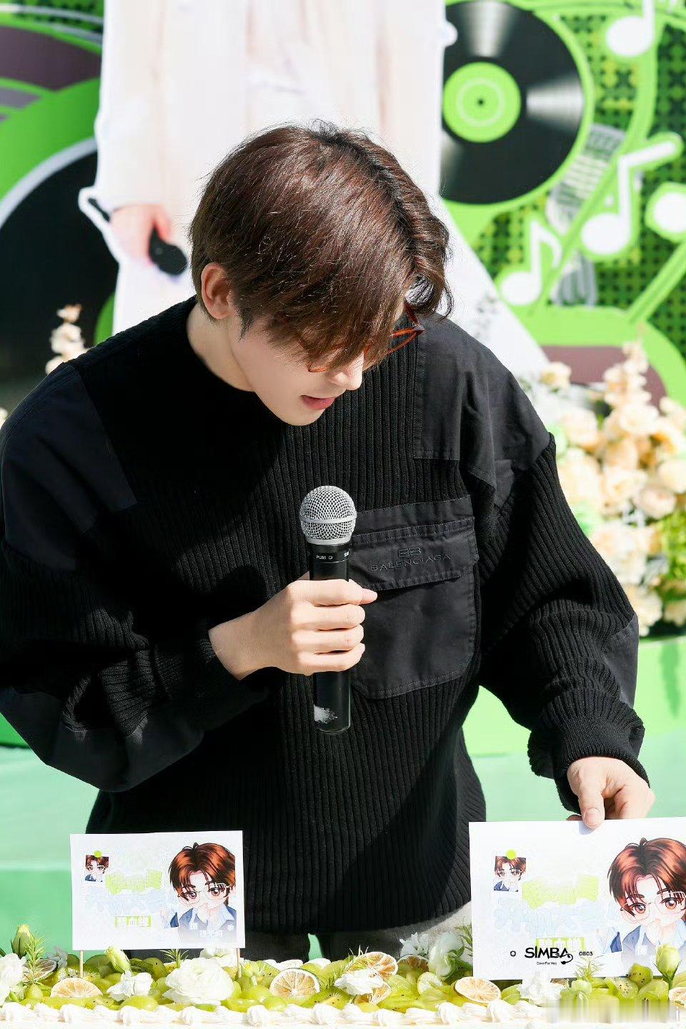 侯明昊、张文昕、徐振轩《碧血蝉》横店开机路透，这个侯明昊状态有点太好了 