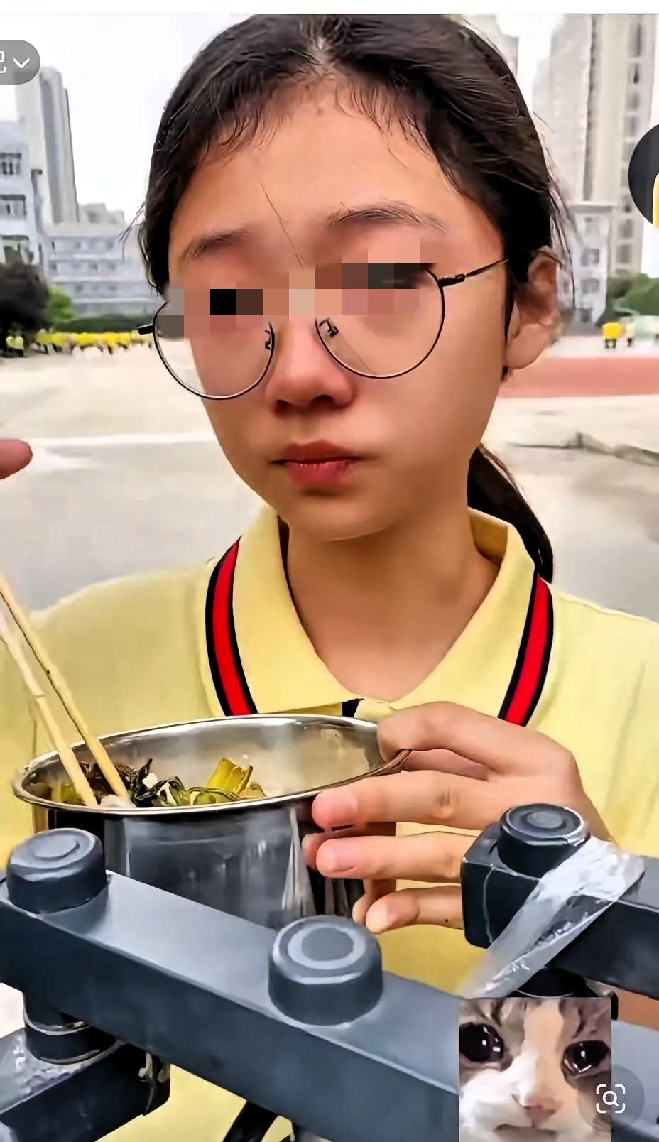 小女孩5岁时父亲因病去世，母亲改嫁，是姑姑一手带大的，如今13岁，身高已1.73