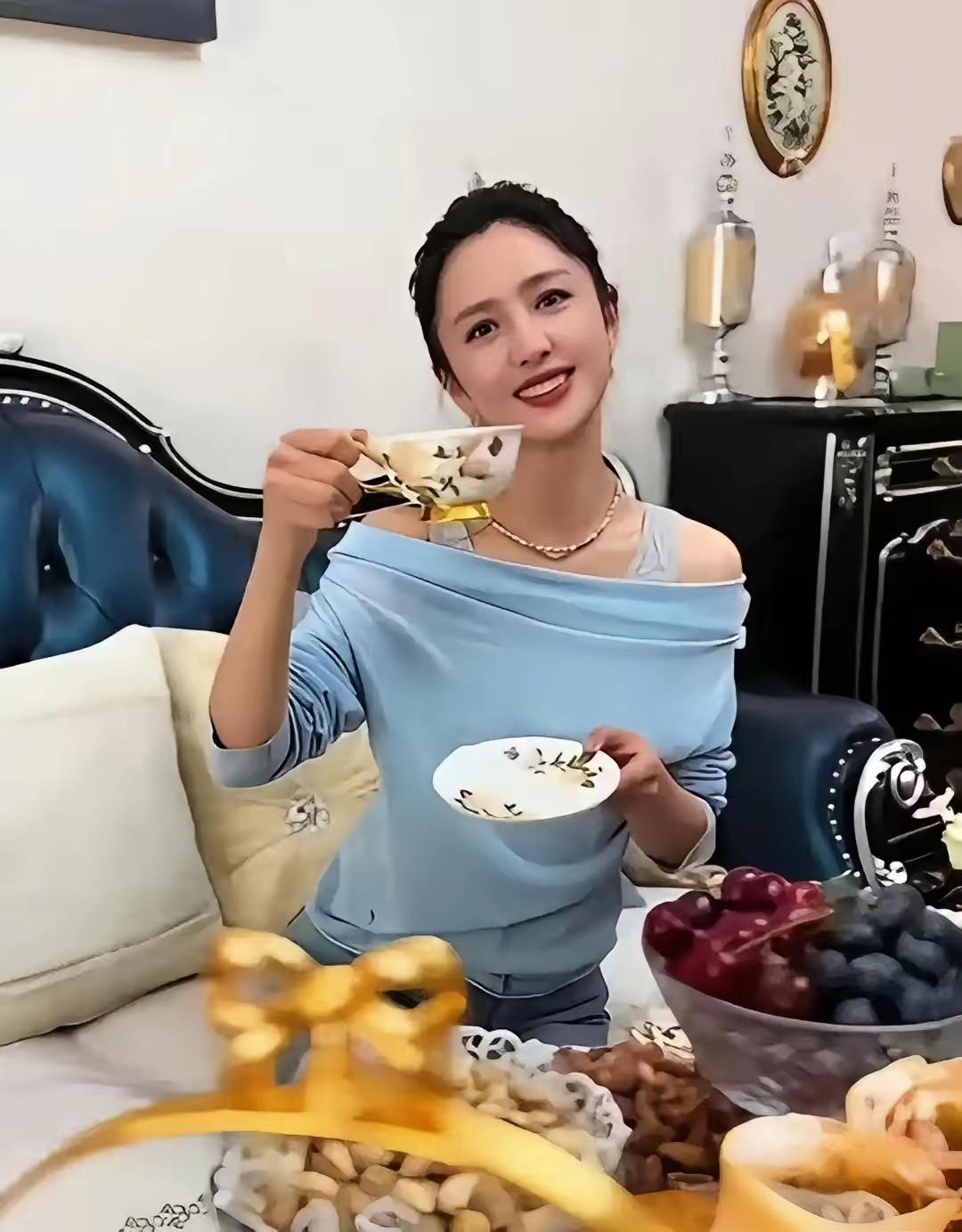 42岁的佟丽娅回到故乡新疆伊犁探亲，一头扎进家乡满满的烟火气息里。餐桌上摆满热气