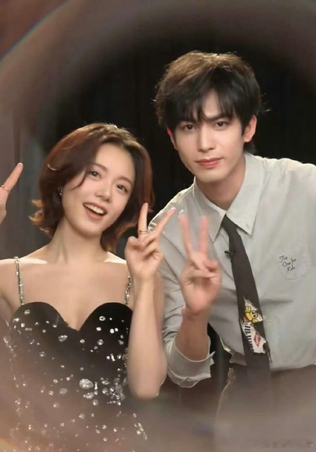 李佳琦演我嗑龙麦宋威龙赵今麦直播送新年祝福甜度爆棚！麦麦百分百附和超乖巧，李佳琦