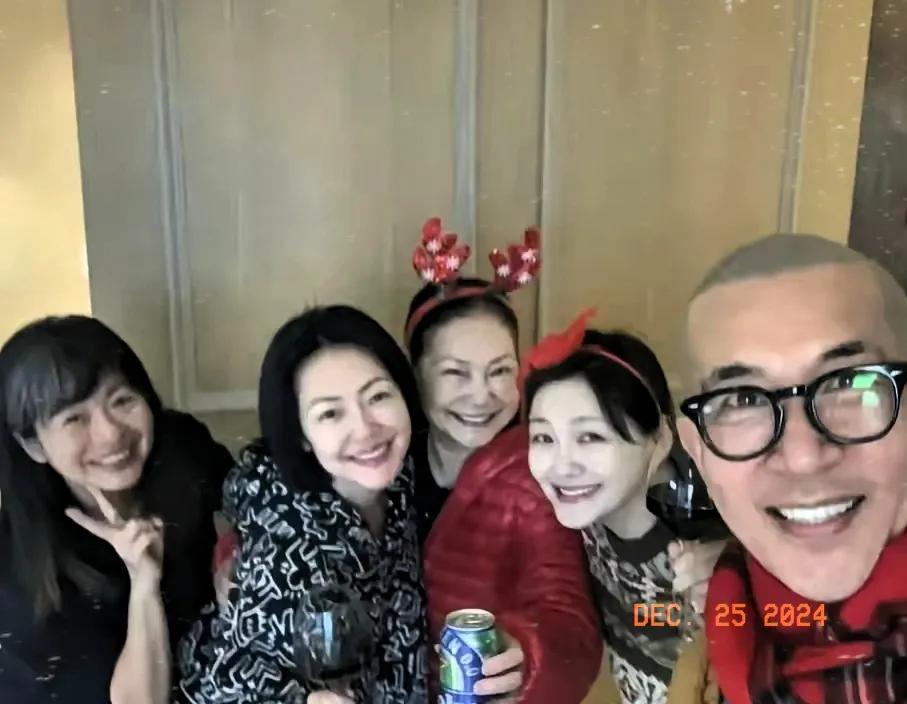 光头具俊晔在台北与大小S一家共度圣诞，这般画面，谁能不心生羡慕呢？
你想啊，圣诞
